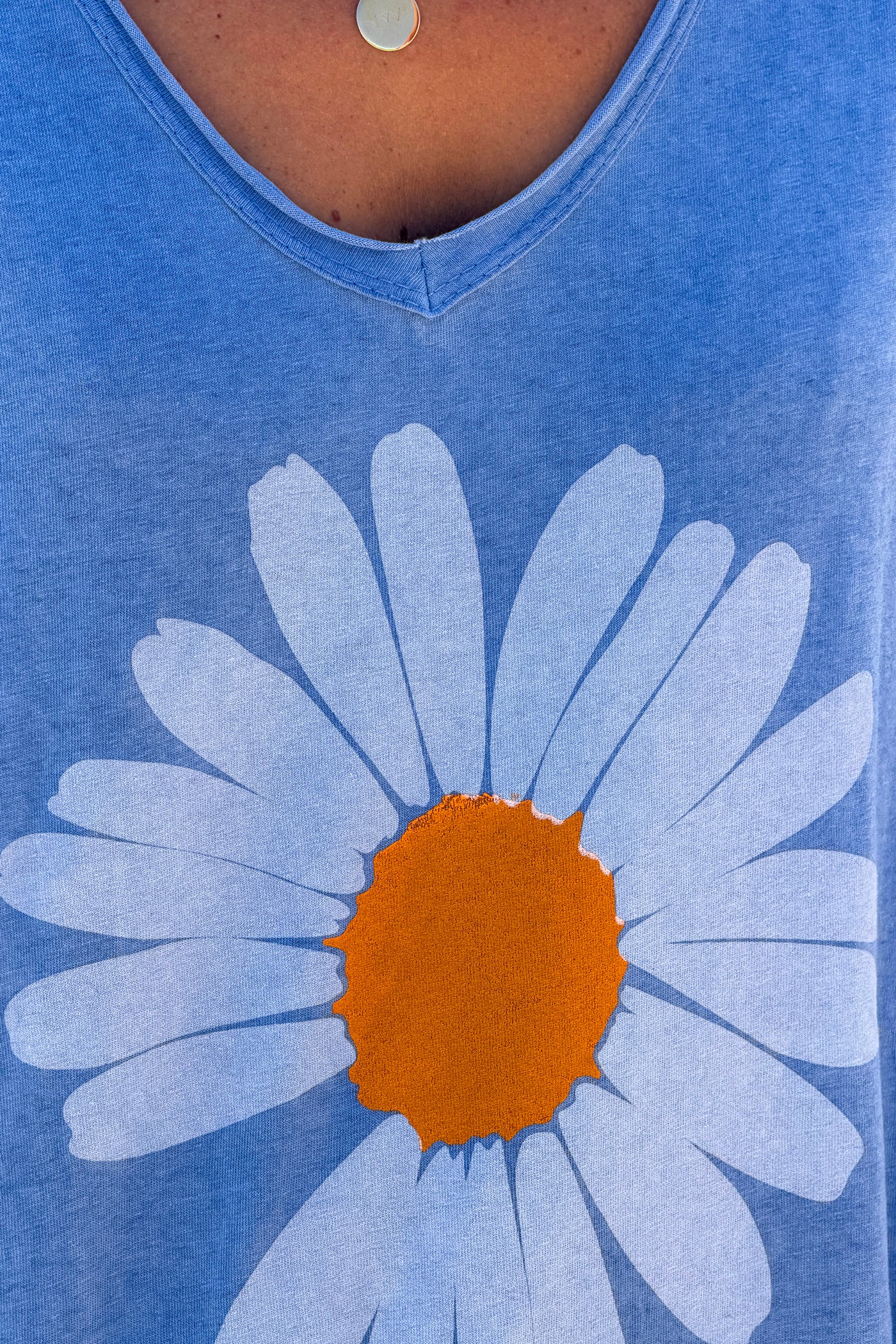 Tshirt bleu roi délavé en coton col v motif marguerite