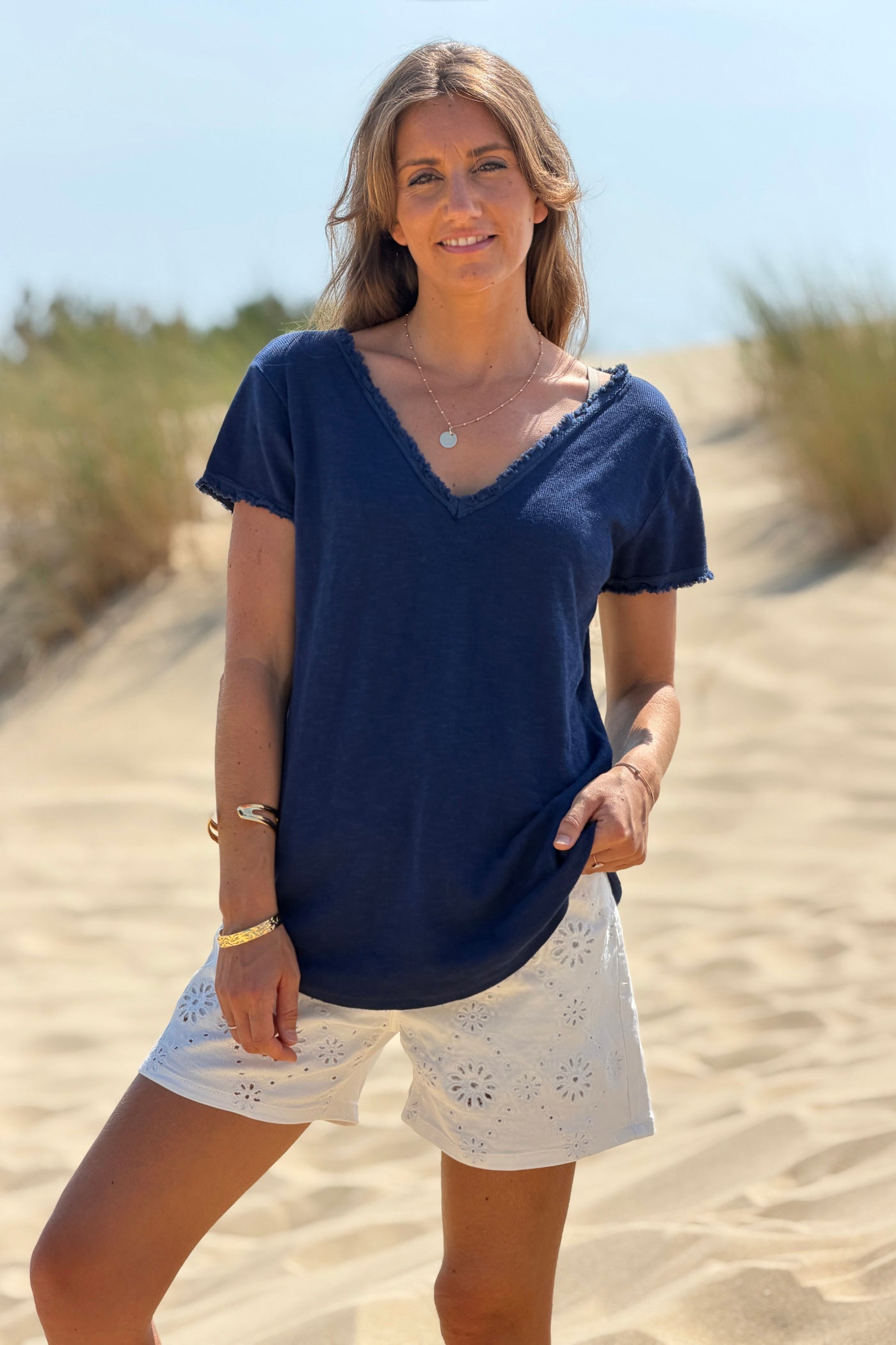 T-shirt bleu marine en coton stretch col V avec finitions franges