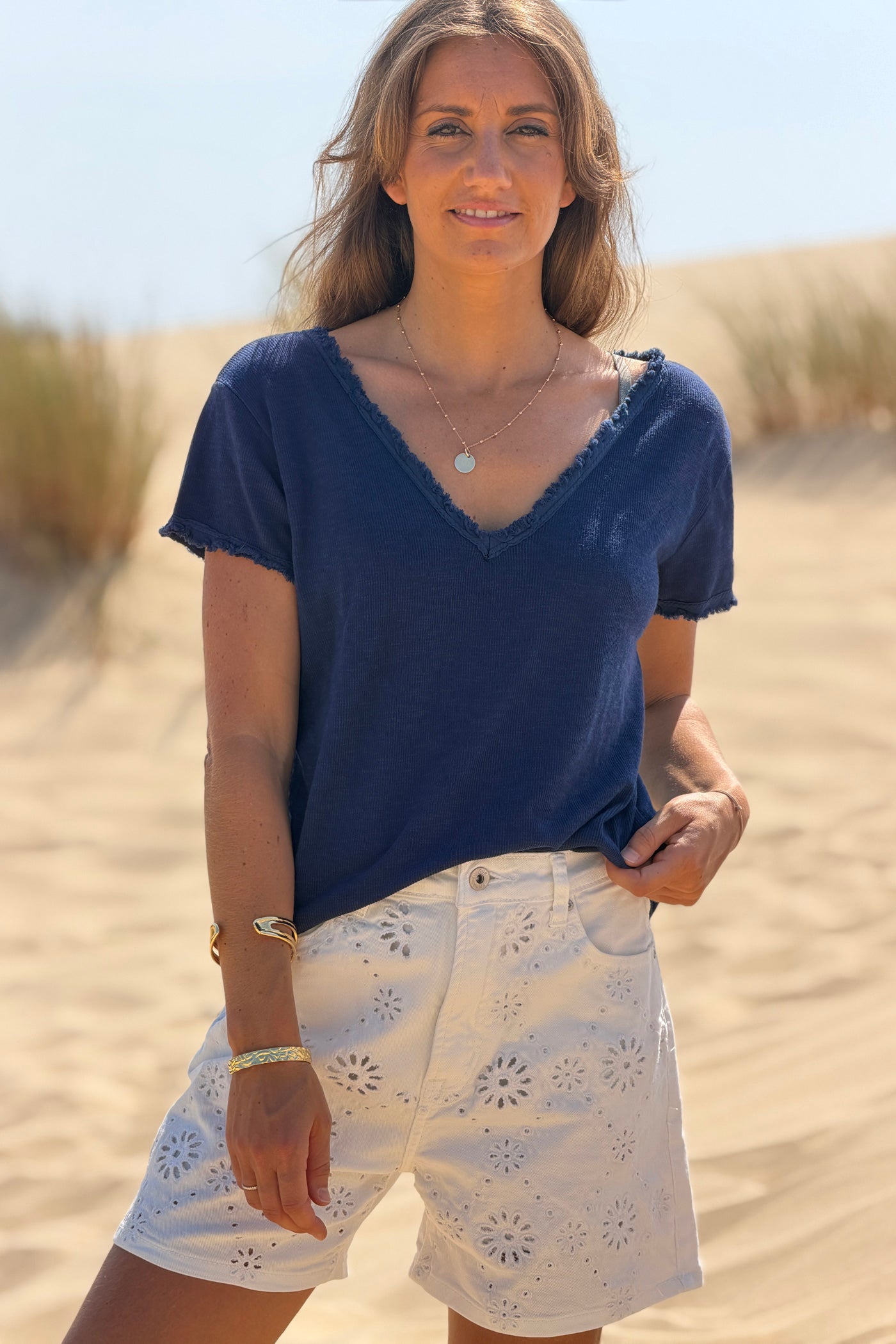 T-shirt bleu marine en coton stretch col V avec finitions franges
