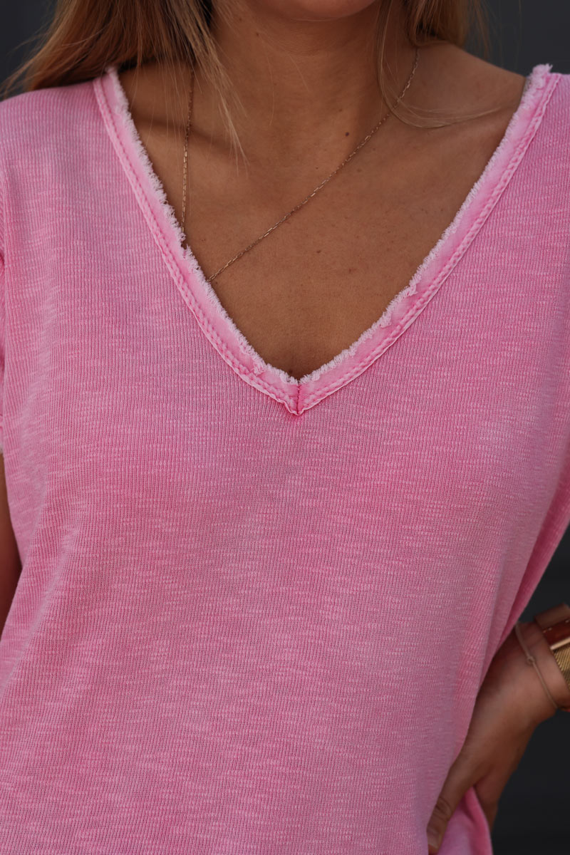 Camiseta de algodón elástico fucsia desteñida con pequeños acabados de flecos