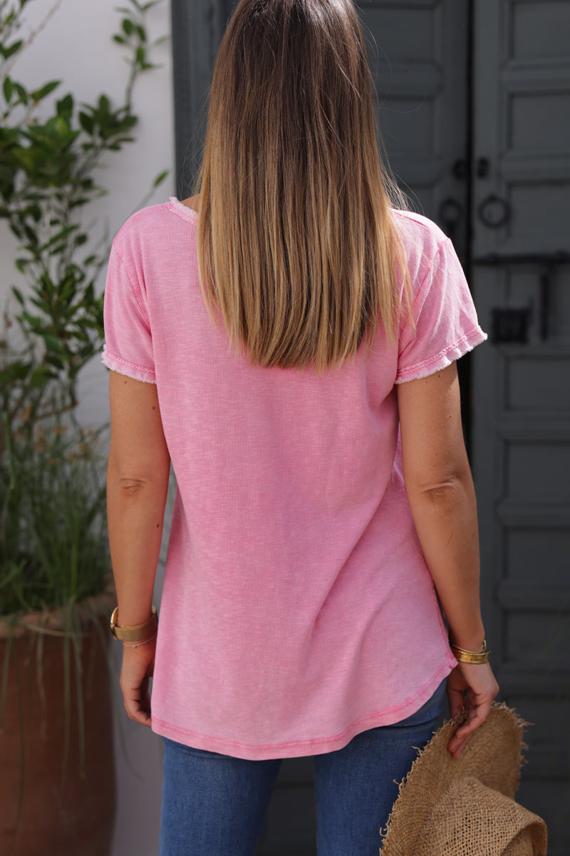 Camiseta de algodón elástico fucsia desteñida con pequeños acabados de flecos