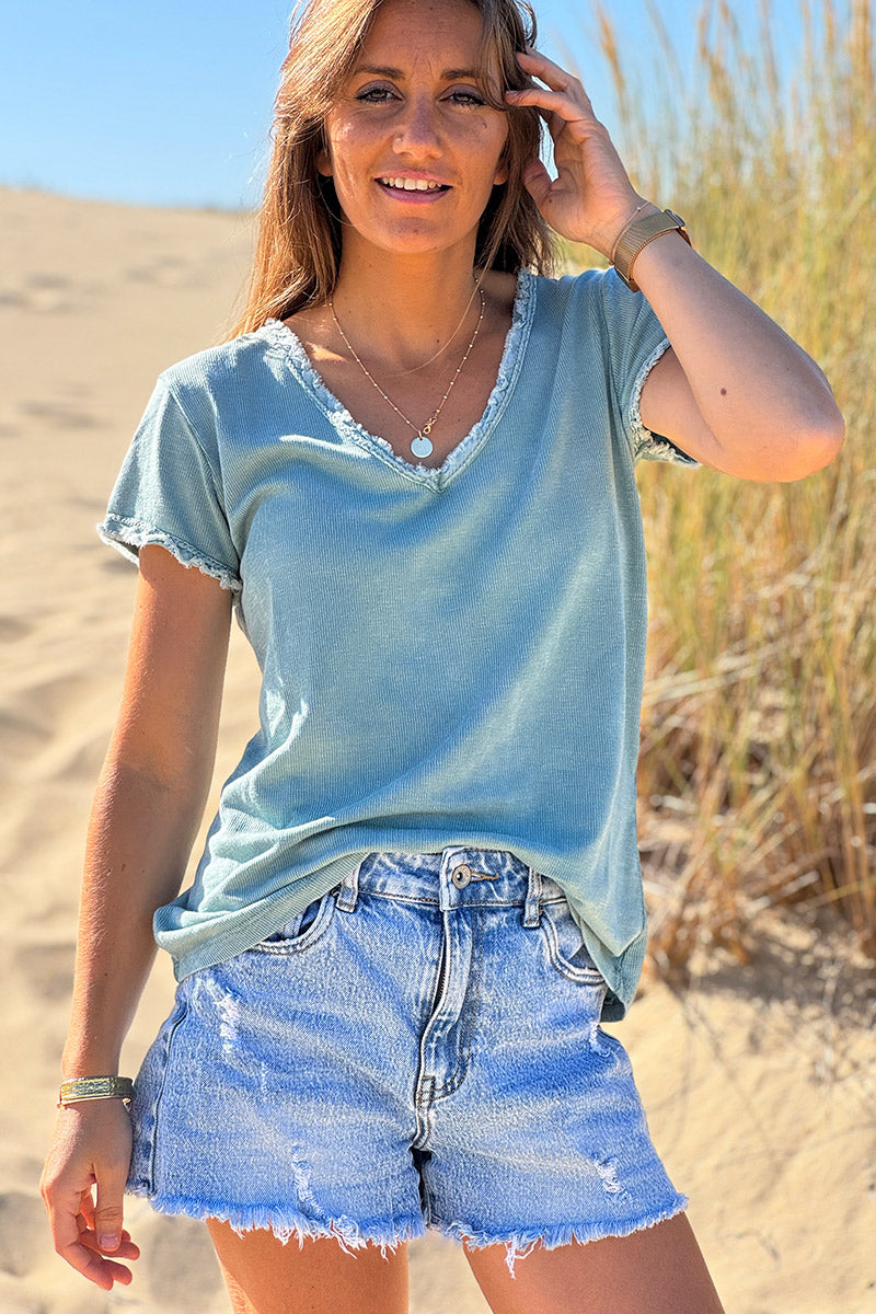 Camiseta de algodón elástico color salvia con pequeños flecos