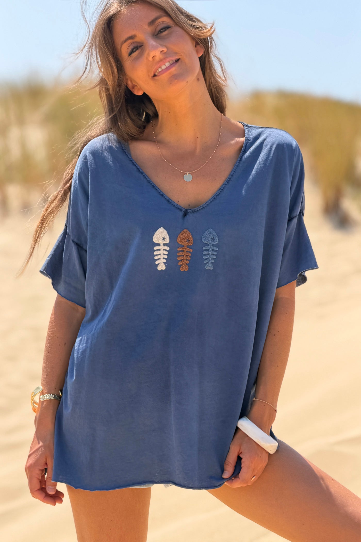 Tshirt coupe loose col v bleu marine délavé trio poisson en bouclettes