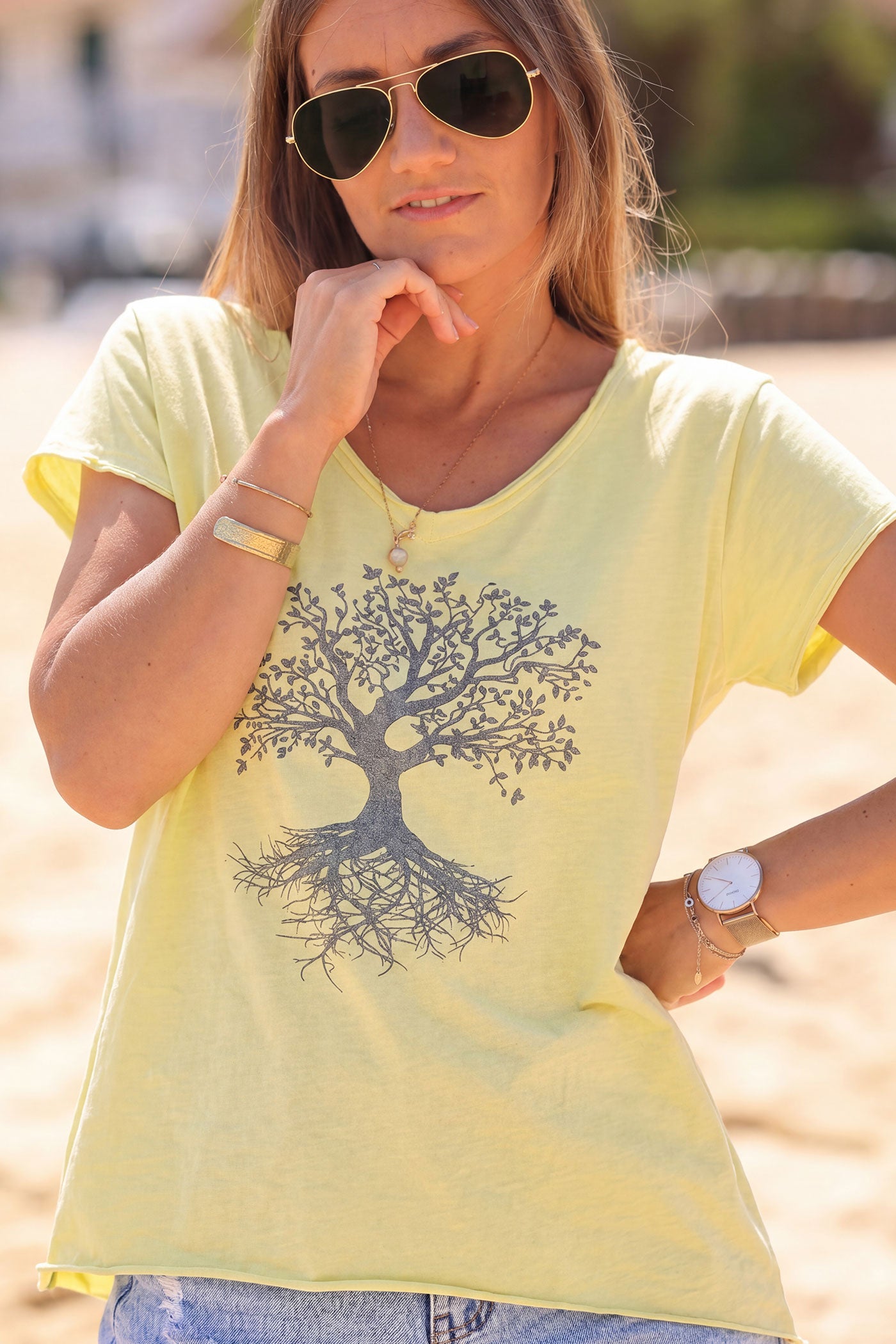 T-shirt jaune pâle en coton col V avec arbre de vie brillant