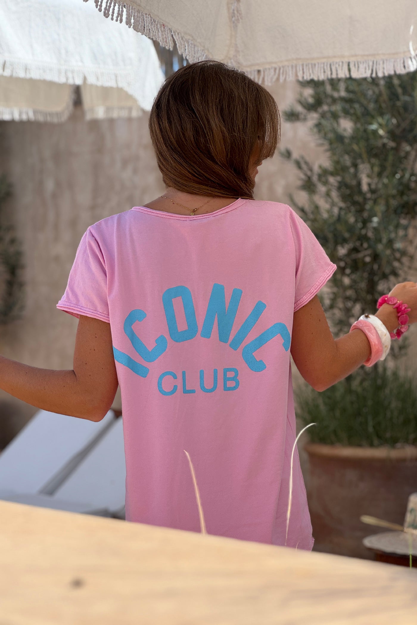 Tshirt rose en coton stretch Iconic Club col v