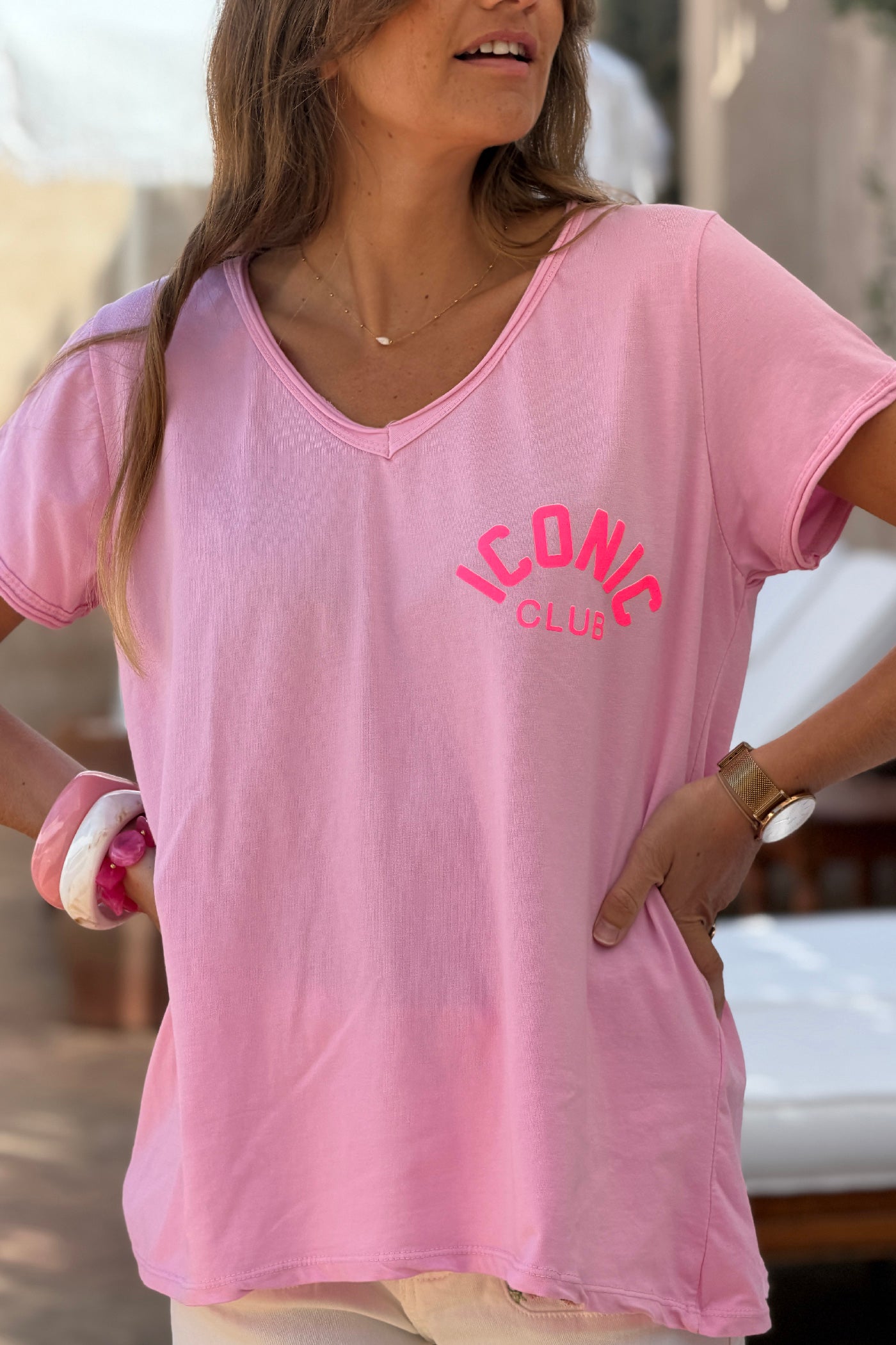 Tshirt rose en coton stretch Iconic Club col v