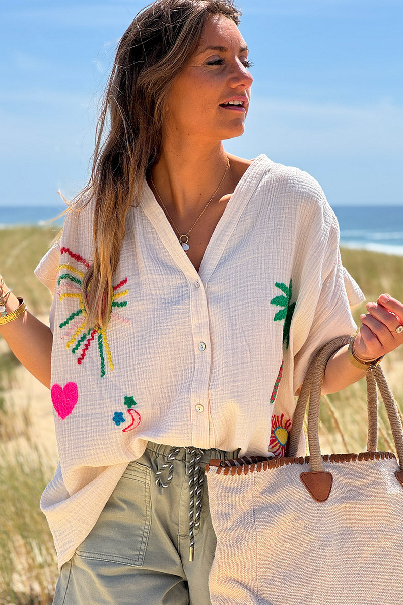 Túnica beige con botones en gasa de algodón con bordados de símbolos de verano coloridos