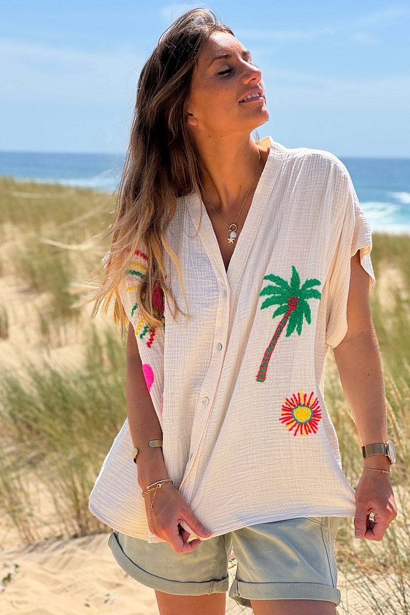 Túnica beige con botones en gasa de algodón con bordados de símbolos de verano coloridos
