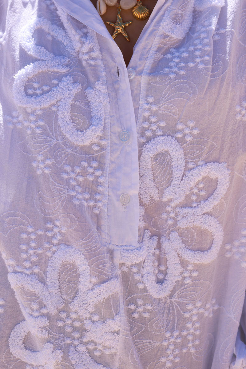 Tunique blanche en coton col boutons et broderie fleurs en bouclettes