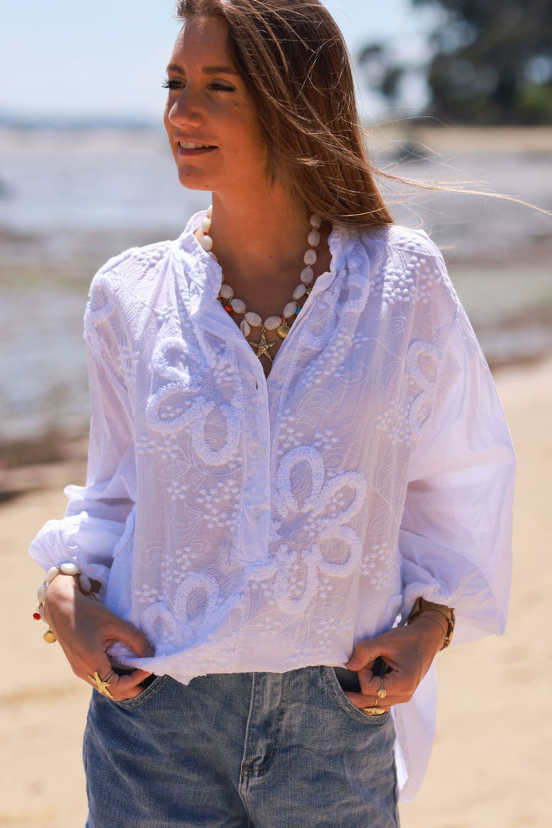 Tunique blanche en coton col boutons et broderie fleurs en bouclettes