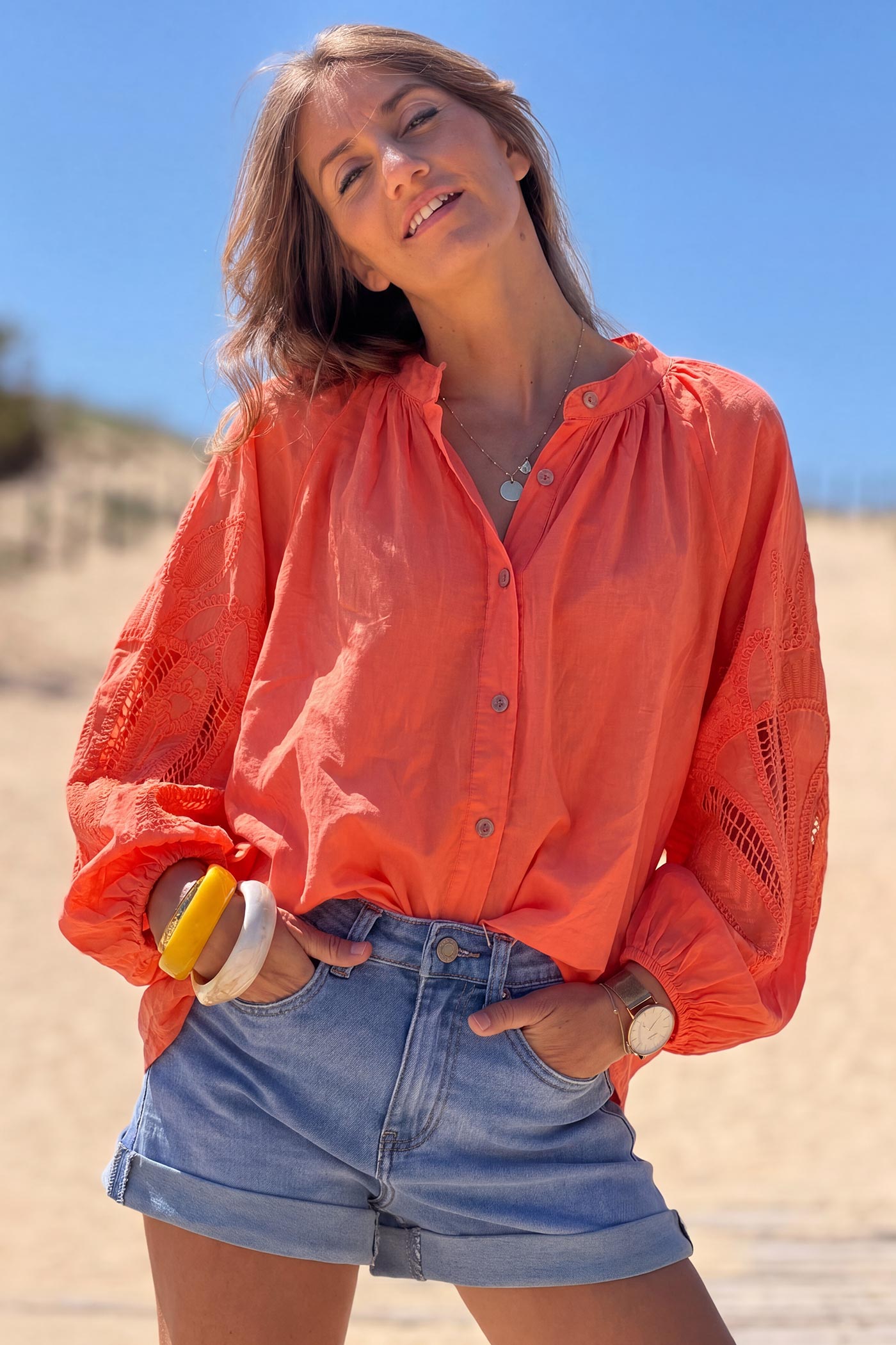 Chemise tunique corail à boutons avec manches ajourées motifs crochet