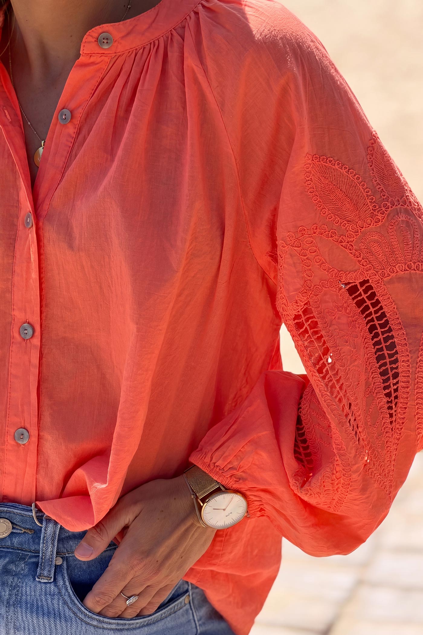 Chemise tunique corail à boutons avec manches ajourées motifs crochet