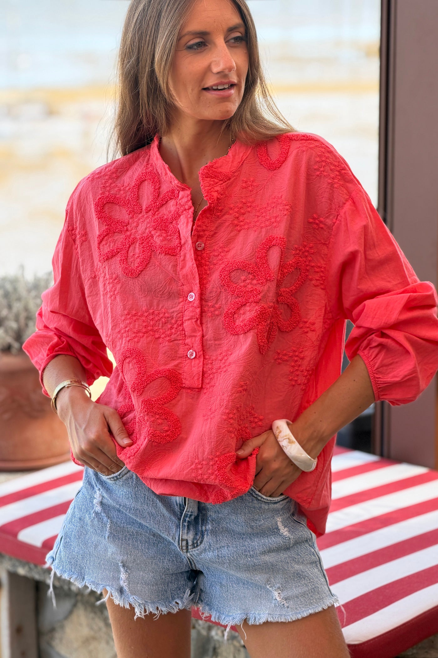 Tunique corail en coton col boutons et broderie fleurs en éponge