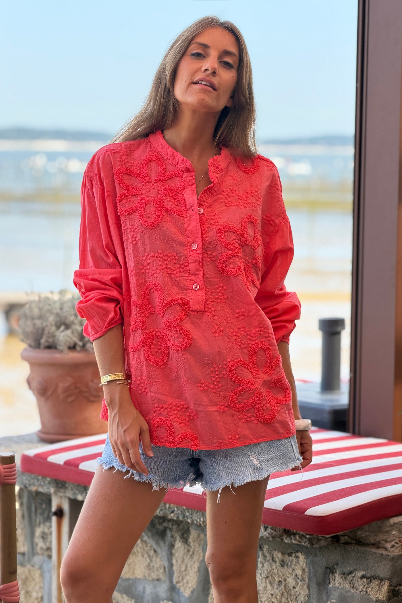 Tunique corail en coton col boutons et broderie fleurs en éponge