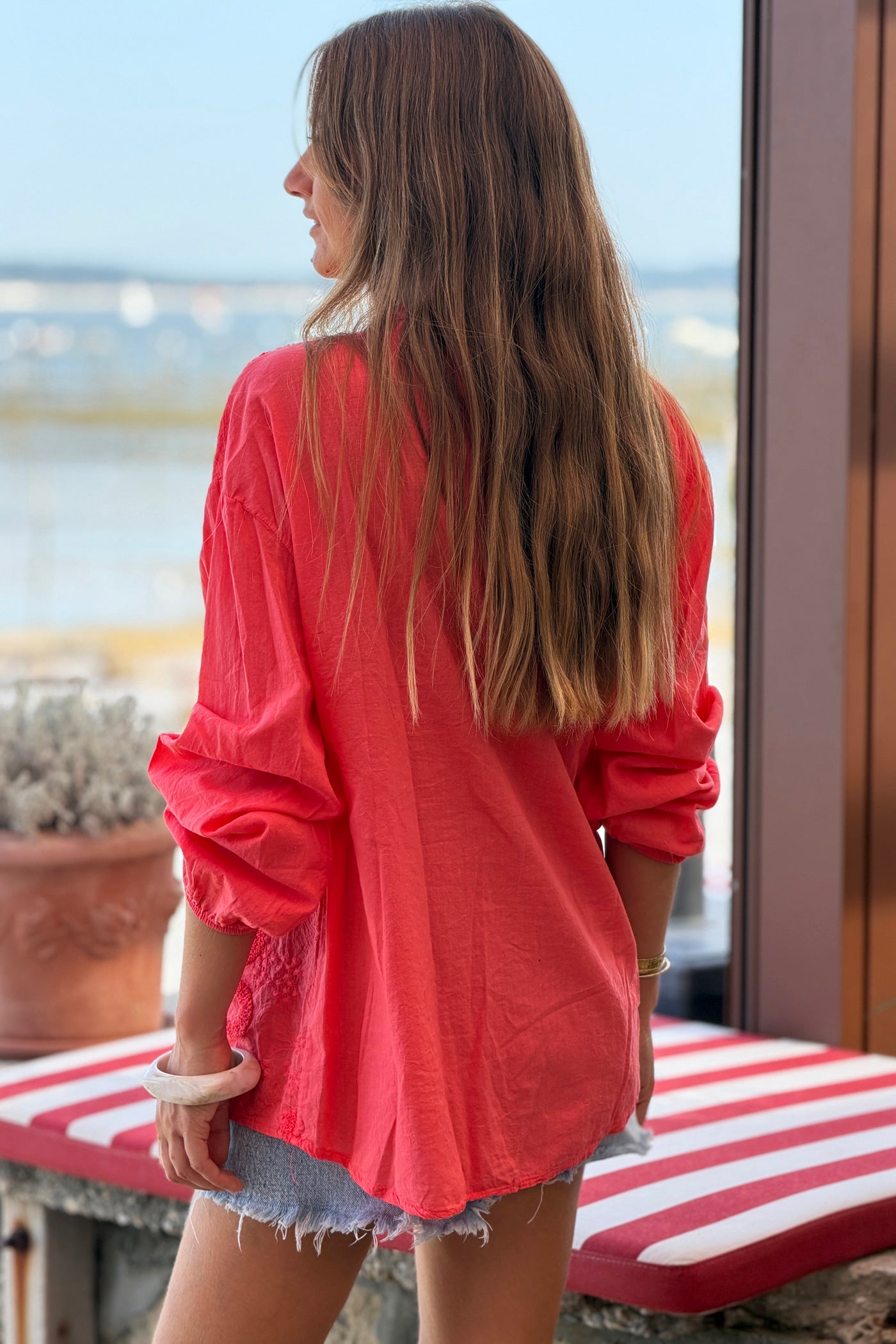 Tunique corail en coton col boutons et broderie fleurs en éponge