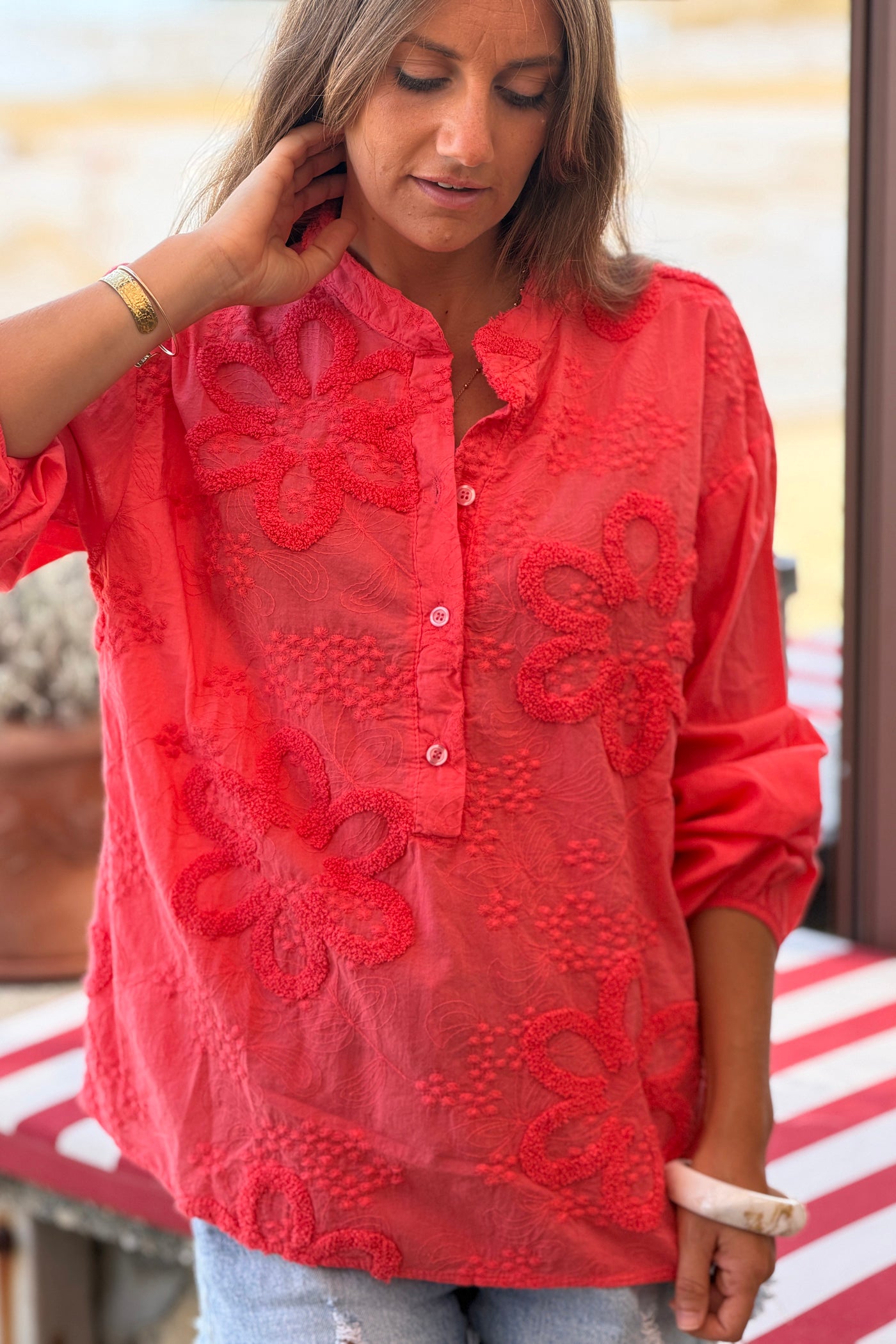 Tunique corail en coton col boutons et broderie fleurs en éponge