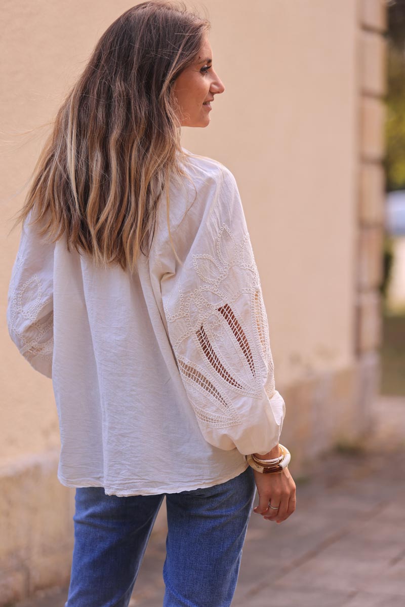 Chemise tunique écrue à boutons manches ajourées motifs en crochet