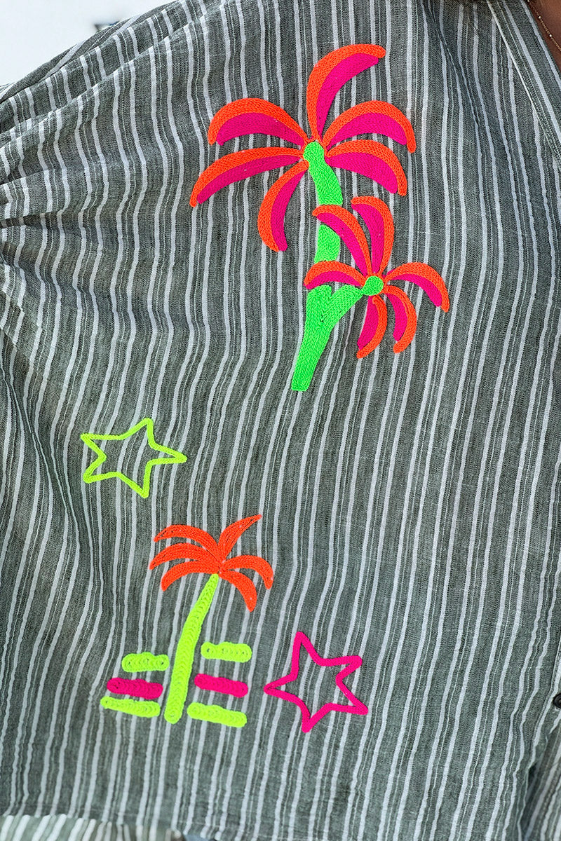 Túnica amplia, ligera y suelta en color caqui con rayas verticales y bordados de símbolos de verano multicolor.