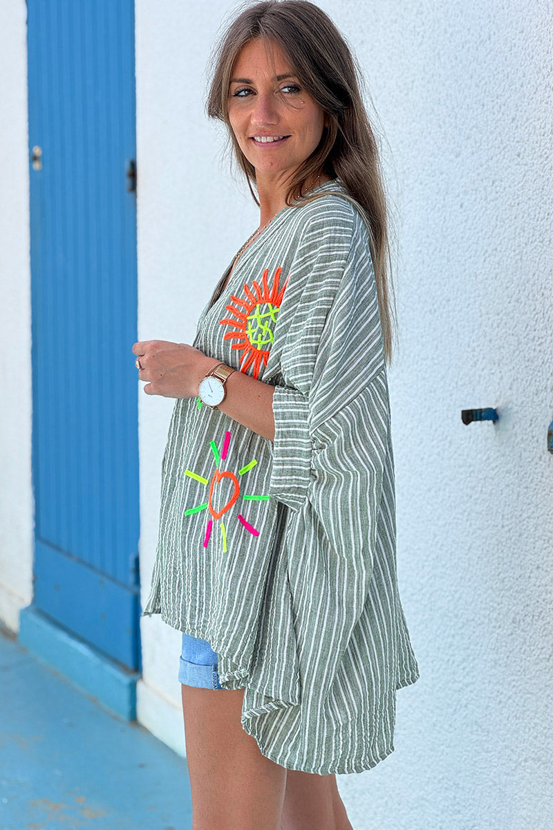 Túnica amplia, ligera y suelta en color caqui con rayas verticales y bordados de símbolos de verano multicolor.