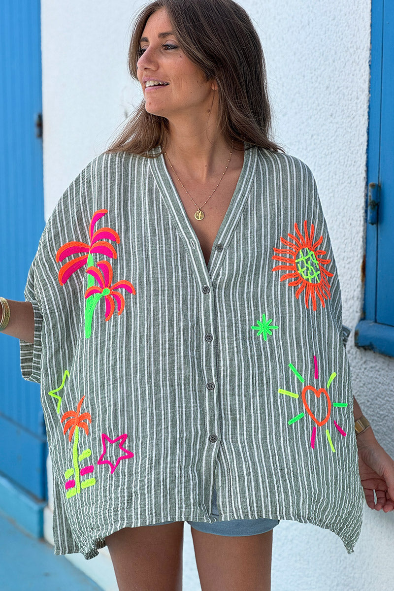 Túnica amplia, ligera y suelta en color caqui con rayas verticales y bordados de símbolos de verano multicolor.