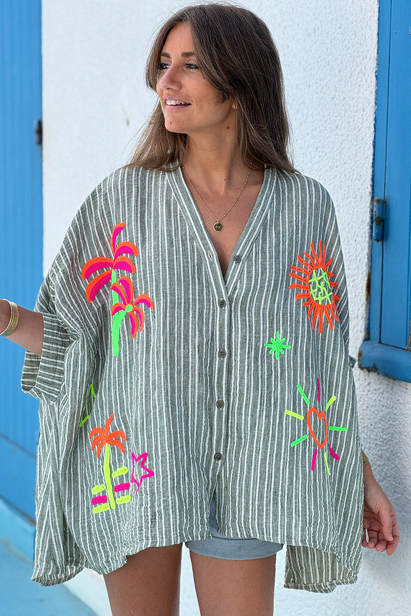 Túnica amplia, ligera y suelta en color caqui con rayas verticales y bordados de símbolos de verano multicolor.
