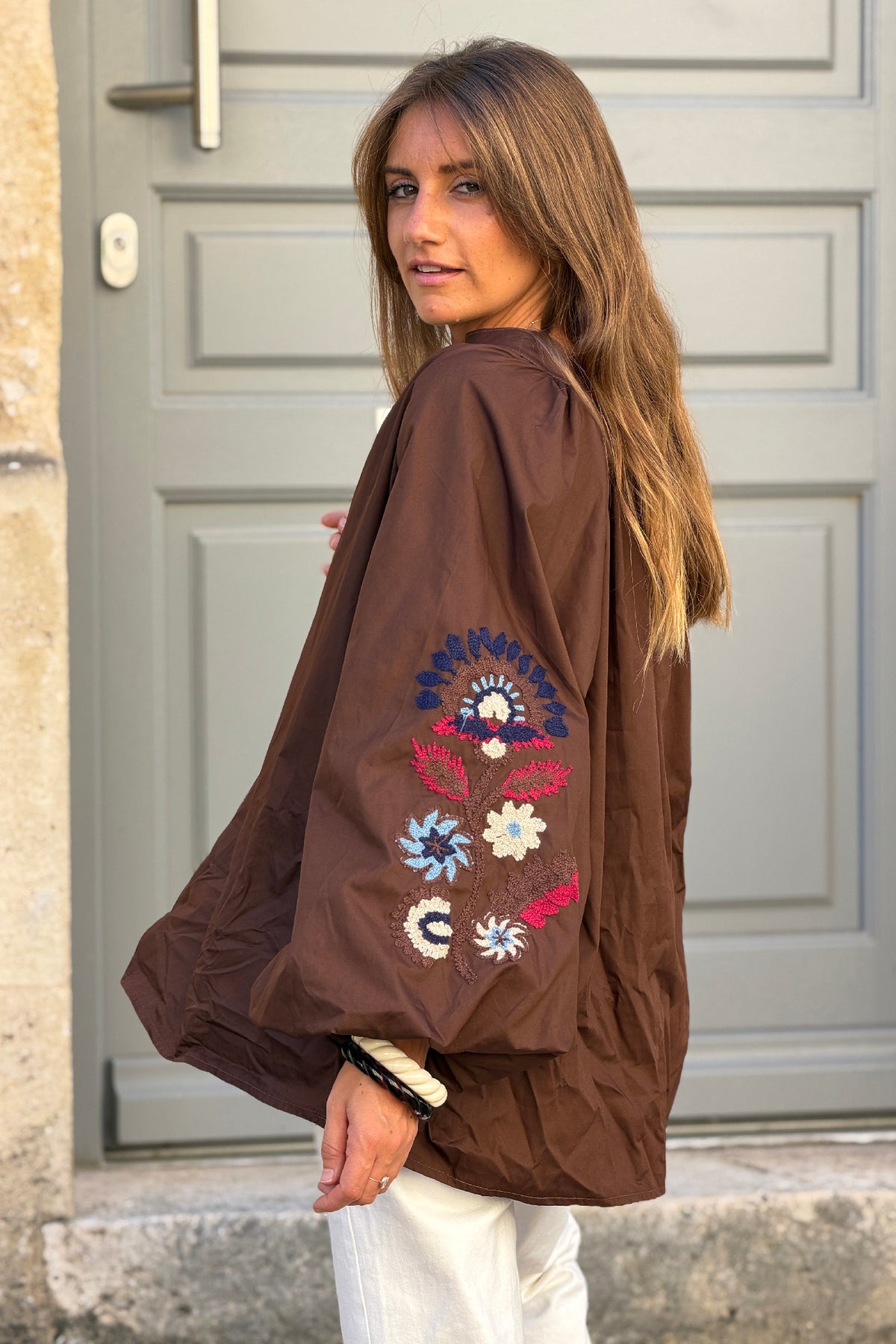 Tunique large marron en coton col v broderie fleurs sur les manches ballons