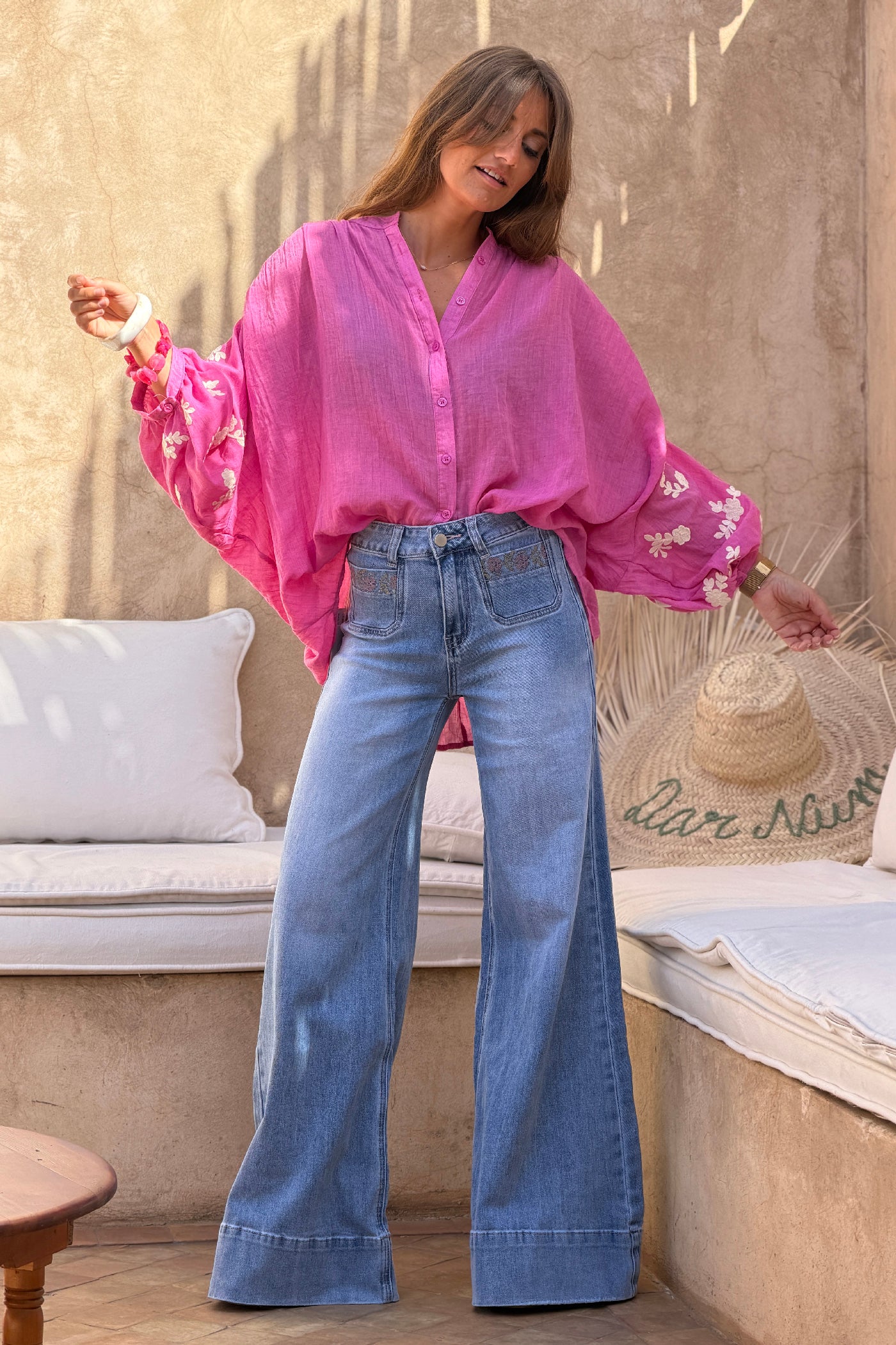 Tunique large rose en voile de coton broderie fleurs sur les manches