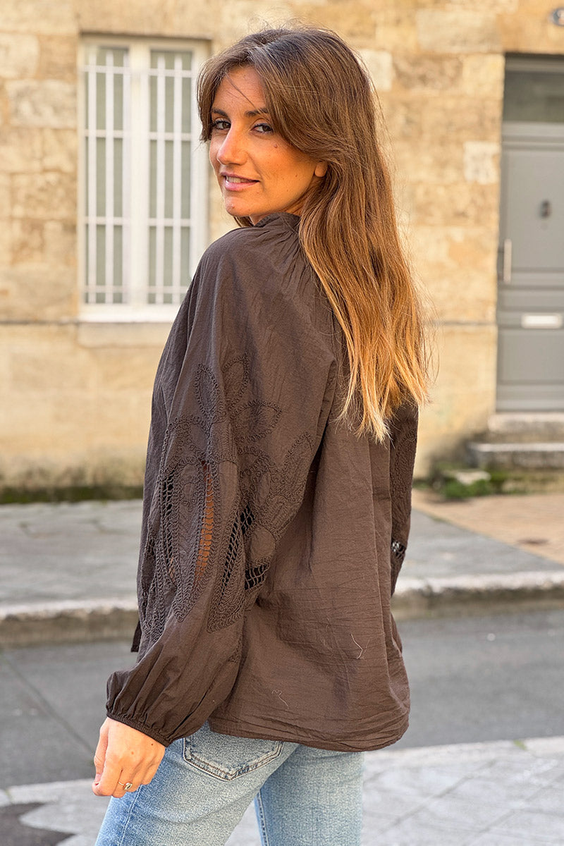 Tunique marron à boutons manches ajourées motifs en crochet