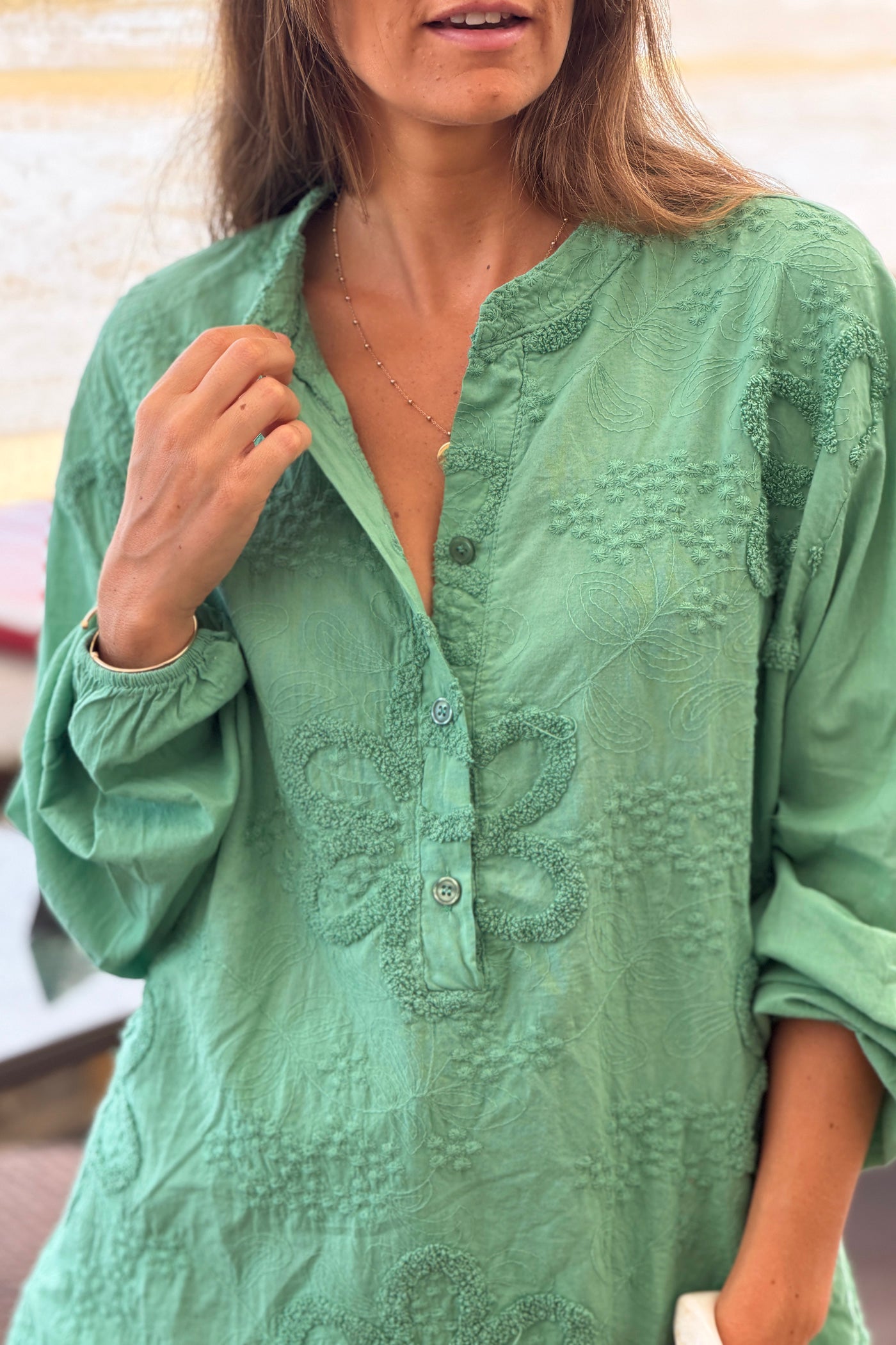 Tunique verte en coton col boutons et broderie fleurs en éponge