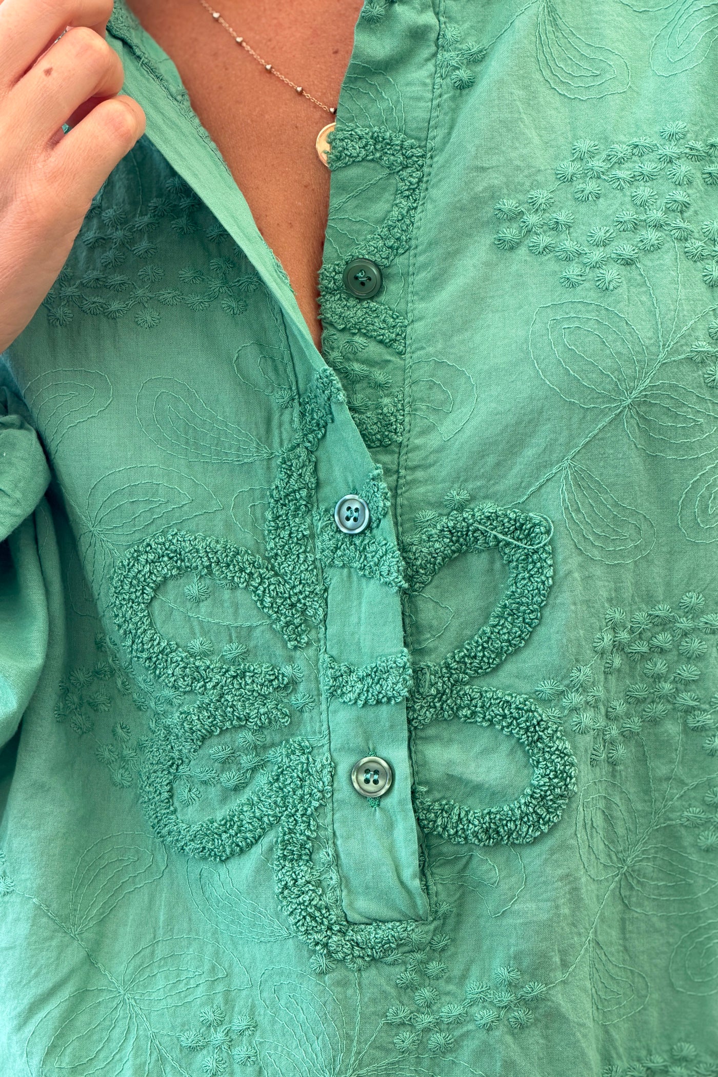 Tunique verte en coton col boutons et broderie fleurs en éponge
