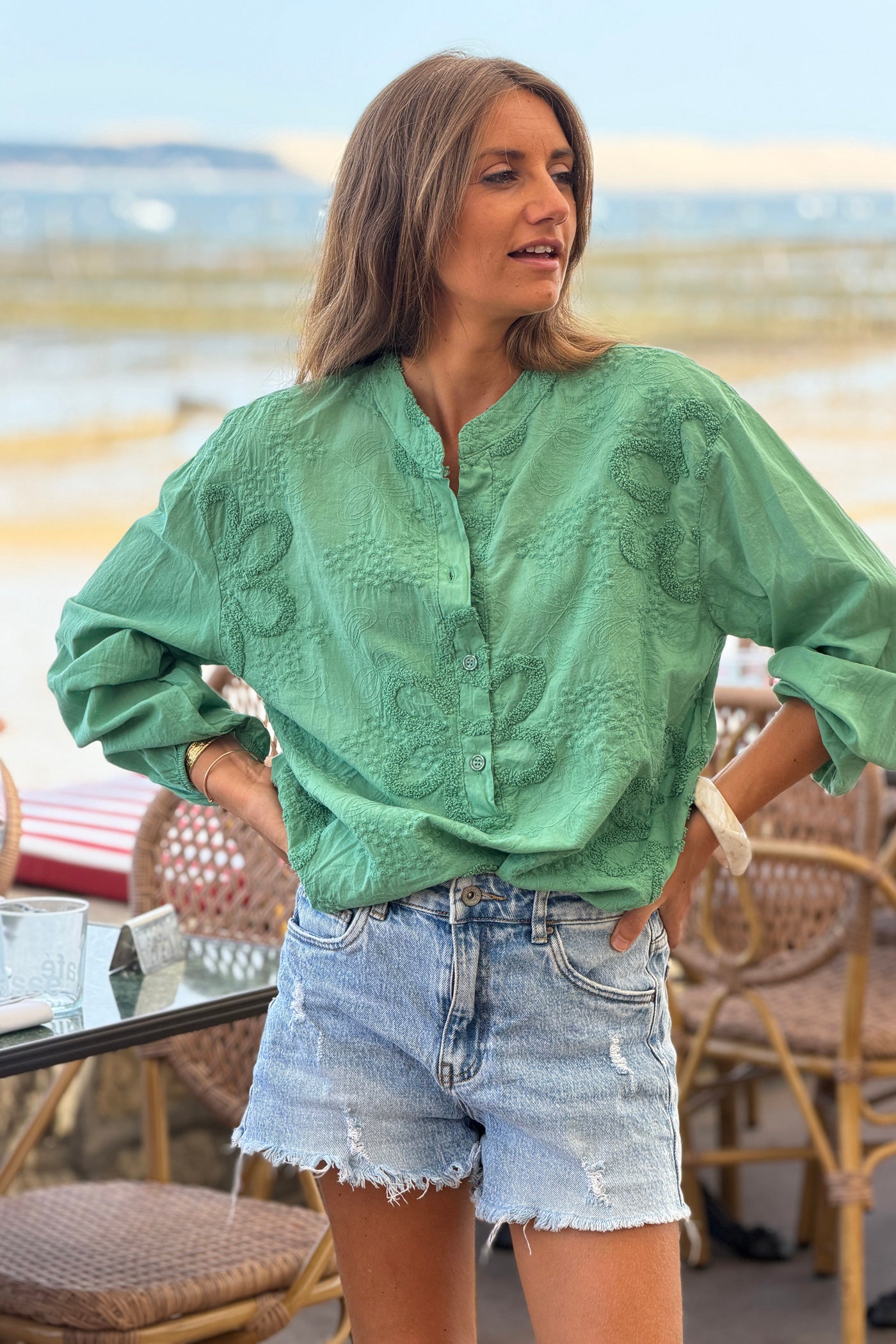 Tunique verte en coton col boutons et broderie fleurs en éponge