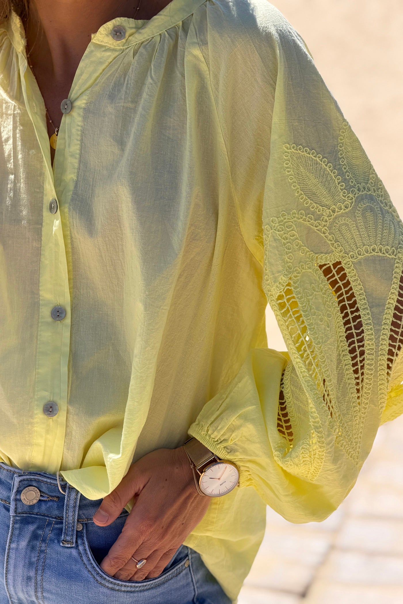 Tunique jaune a boutons manches ajourées motifs en crochet