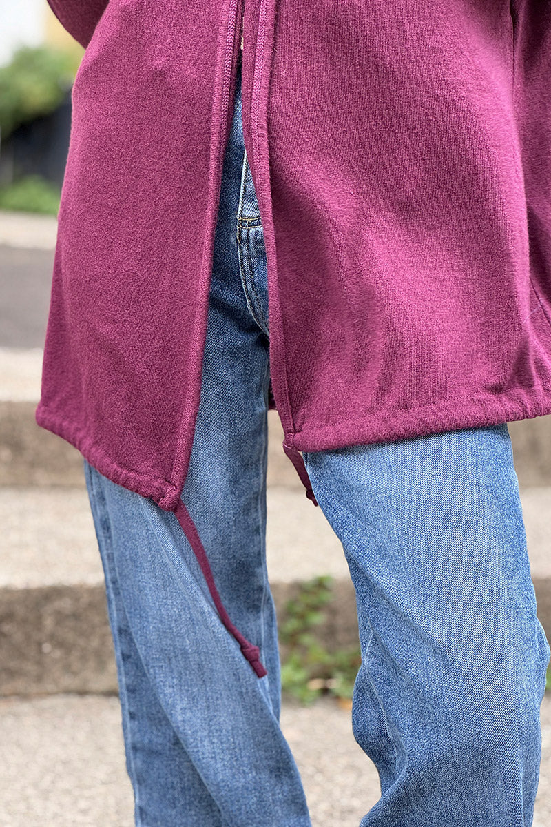 Veste douce aubergine à capuche en jersey détail lien en bas