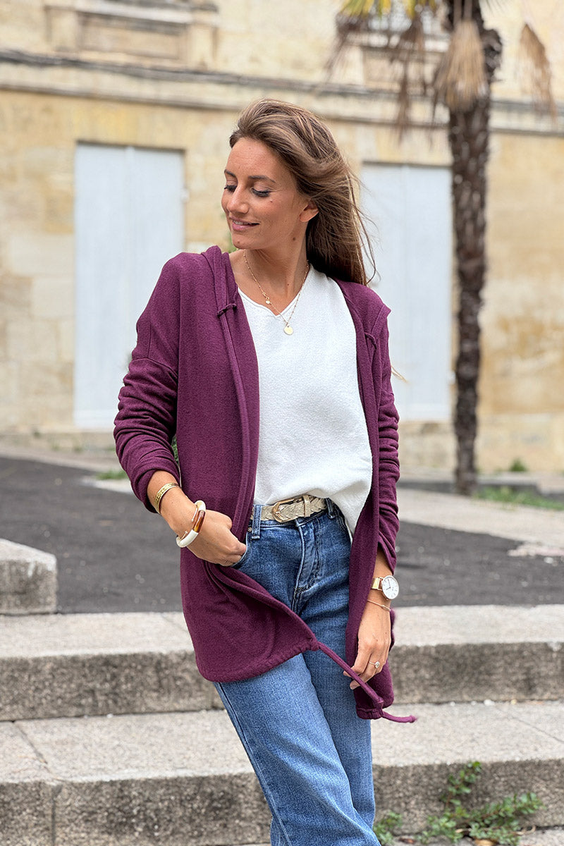 Veste douce aubergine à capuche en jersey détail lien en bas