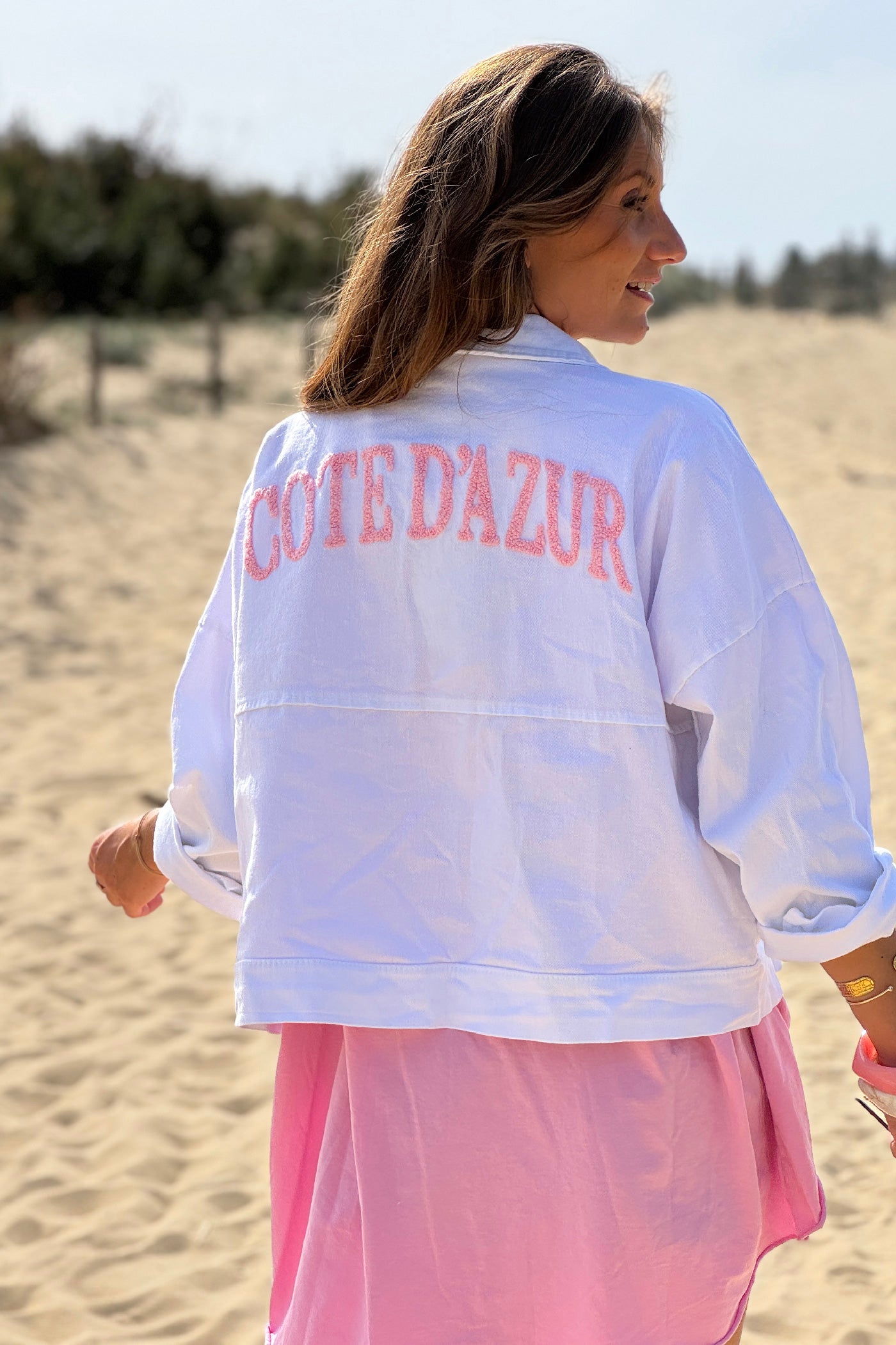 Veste en jean blanc broderie Côte d'Azur rose au dos