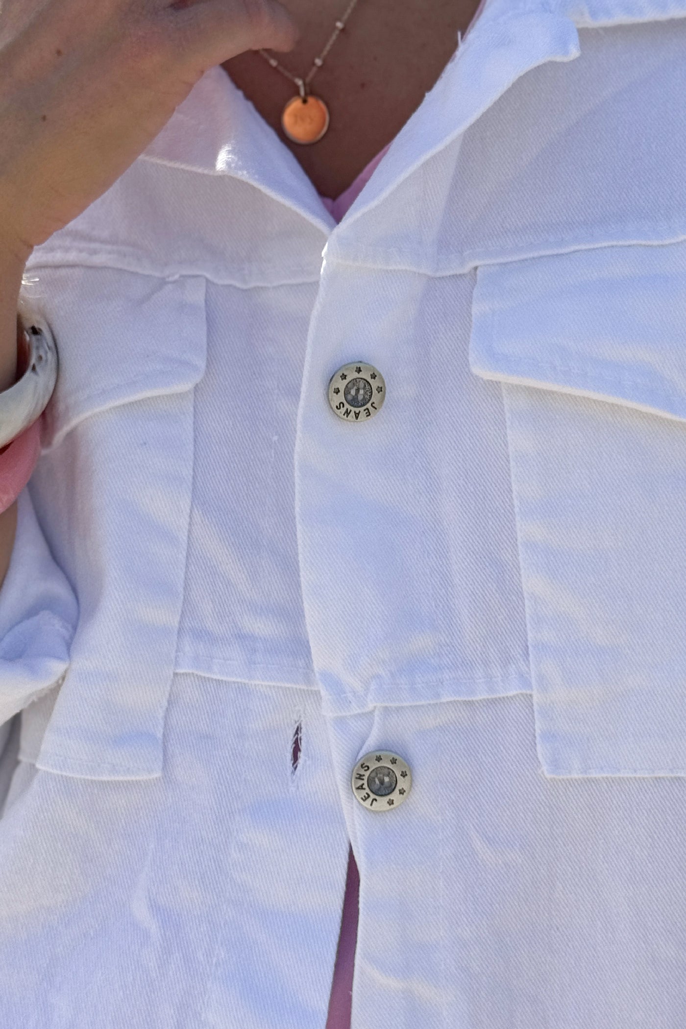 Veste en jean blanc broderie Côte d'Azur rose au dos