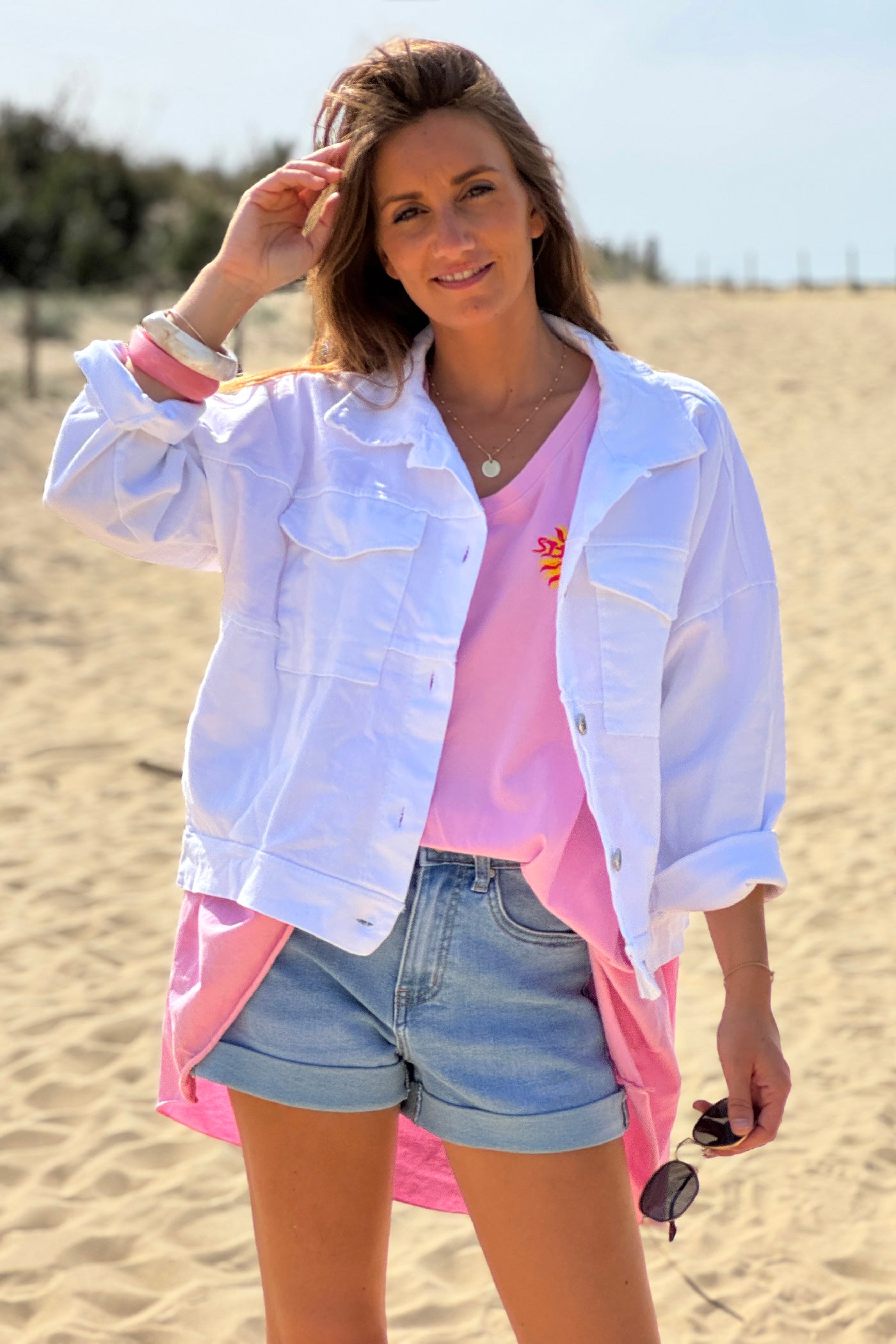 Veste en jean blanc broderie Côte d'Azur rose au dos