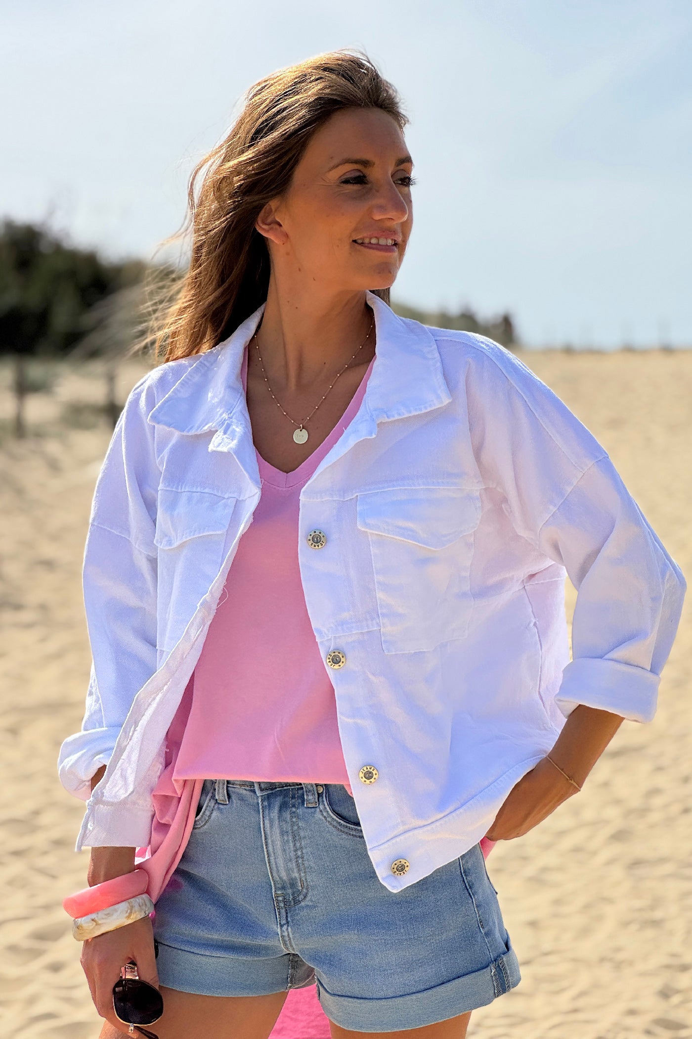Veste en jean blanc broderie Côte d'Azur rose au dos