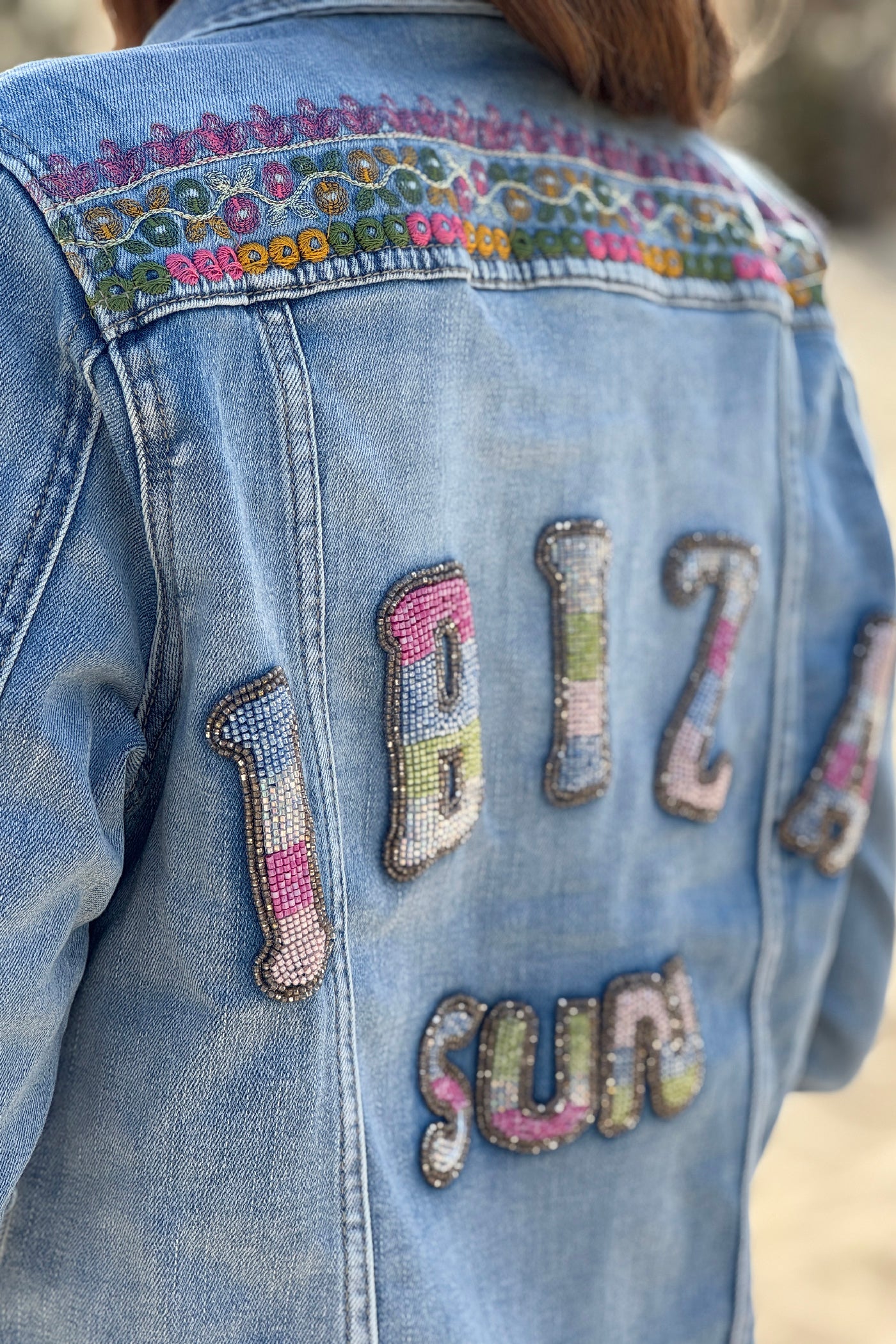 Veste en jean délavé broderie et Ibiza Club en perles colorées