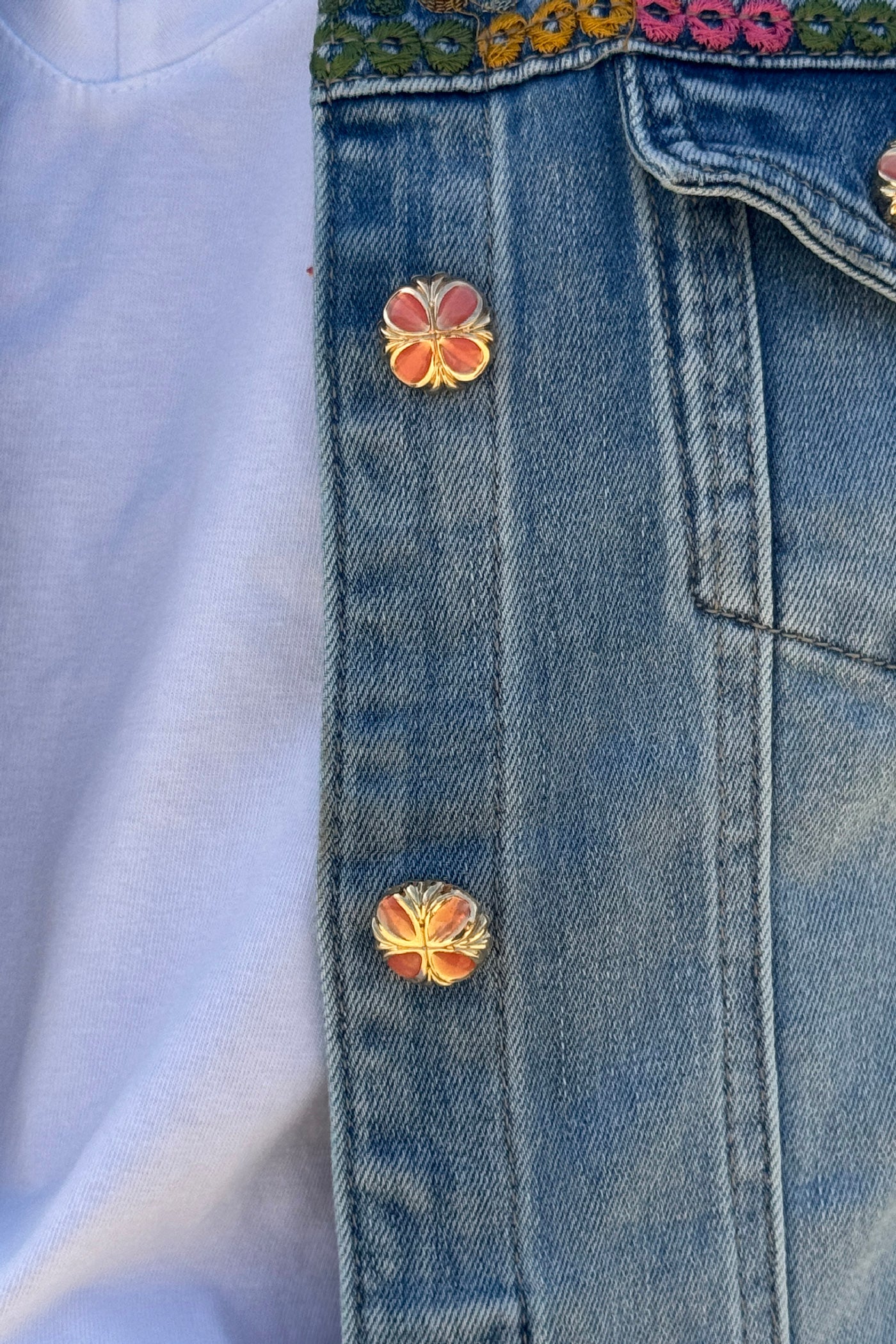 Veste en jean délavé broderie et Ibiza Club en perles colorées