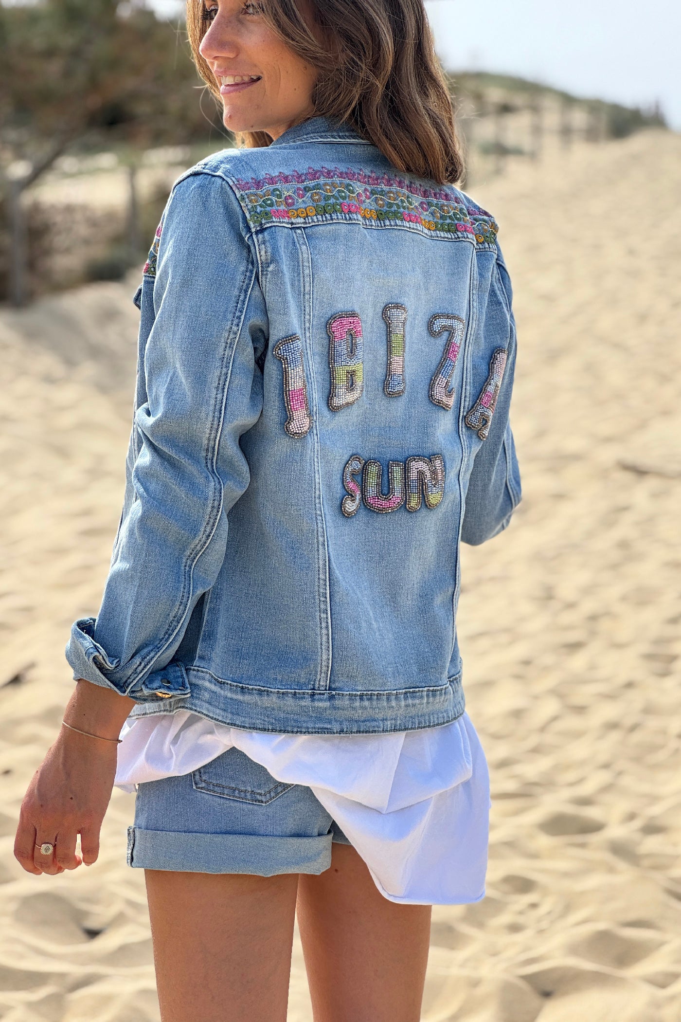 Veste en jean délavé broderie et Ibiza Club en perles colorées