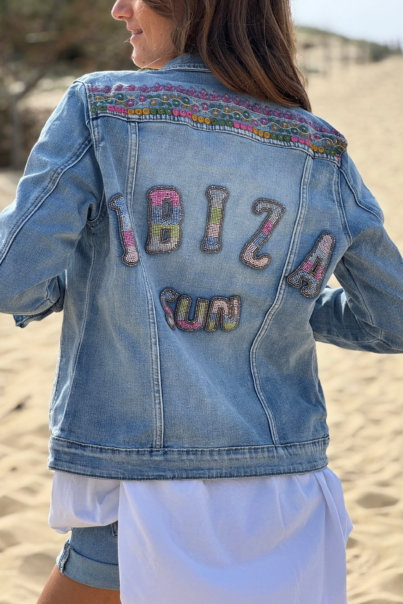 Veste en jean délavé broderie et Ibiza Club en perles colorées