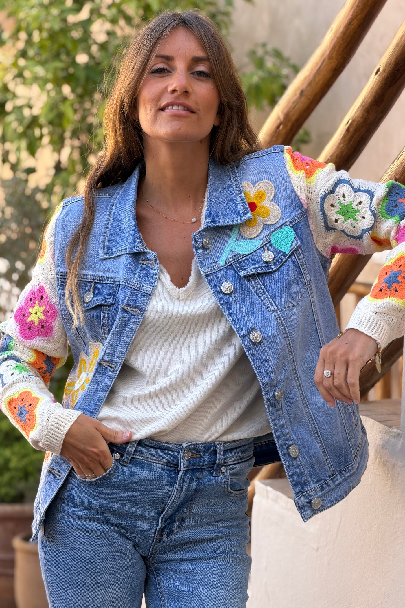Veste en jean délavé manches crochet broderie fleurs colorées
