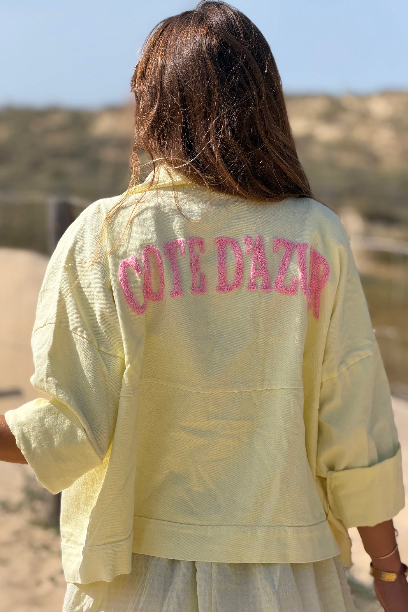 Veste en jean jaune pâle broderie Côte d'Azur rose au dos