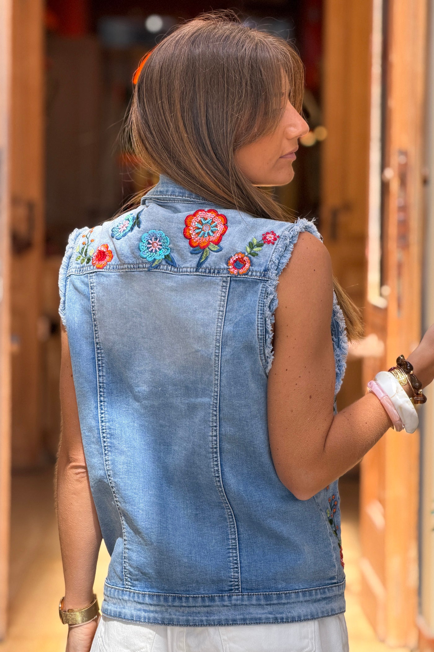 Veste en jean sans manches broderie fleurs colorées et sequins