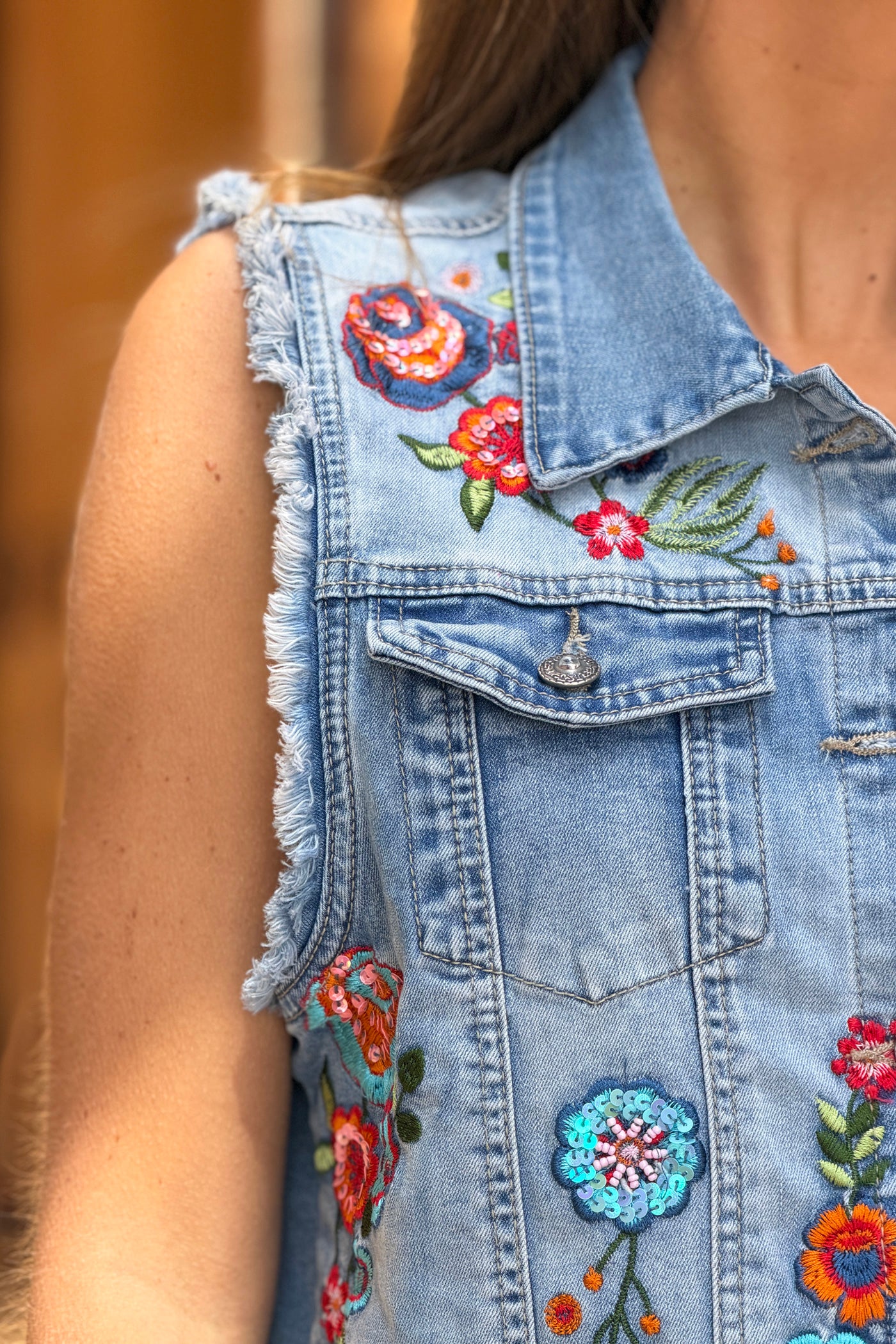 Veste en jean sans manches broderie fleurs colorées et sequins