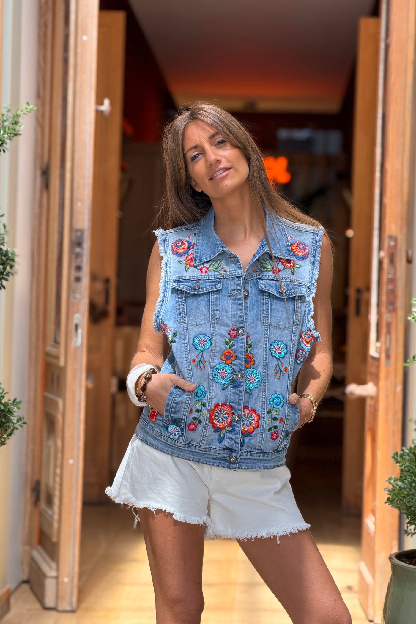 Veste en jean sans manches broderie fleurs colorées et sequins