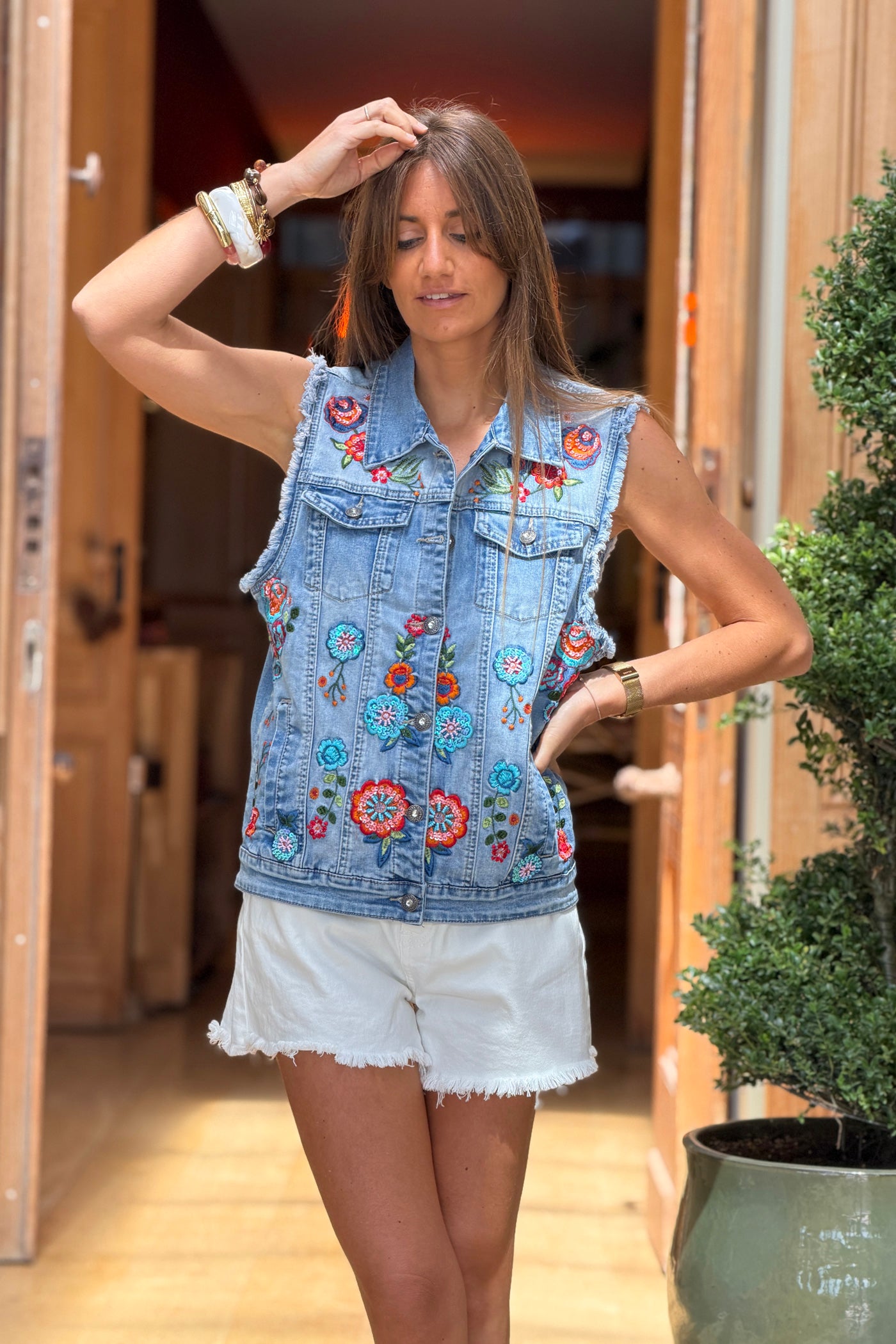 Veste en jean sans manches broderie fleurs colorées et sequins