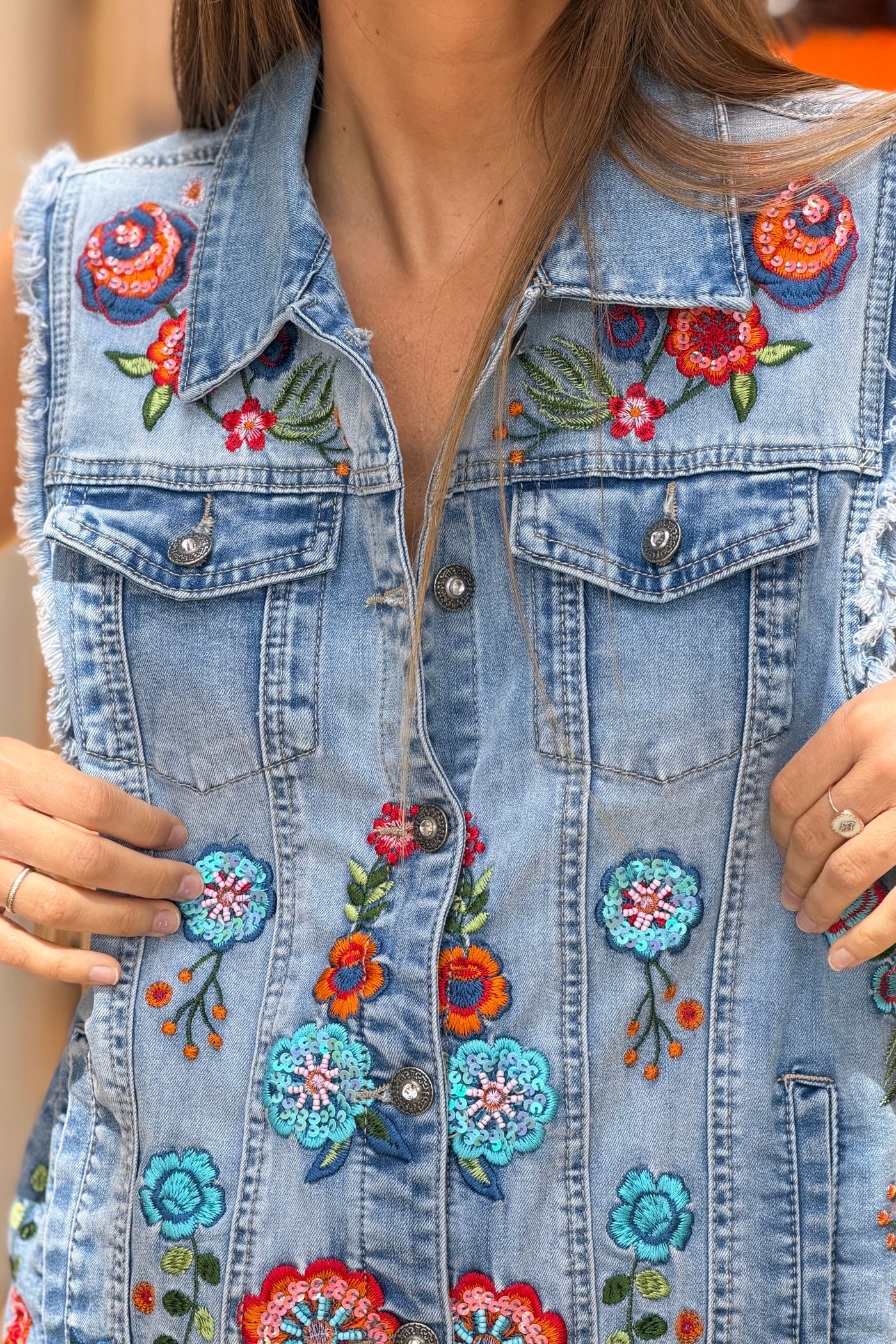 Veste en jean sans manches broderie fleurs colorées et sequins