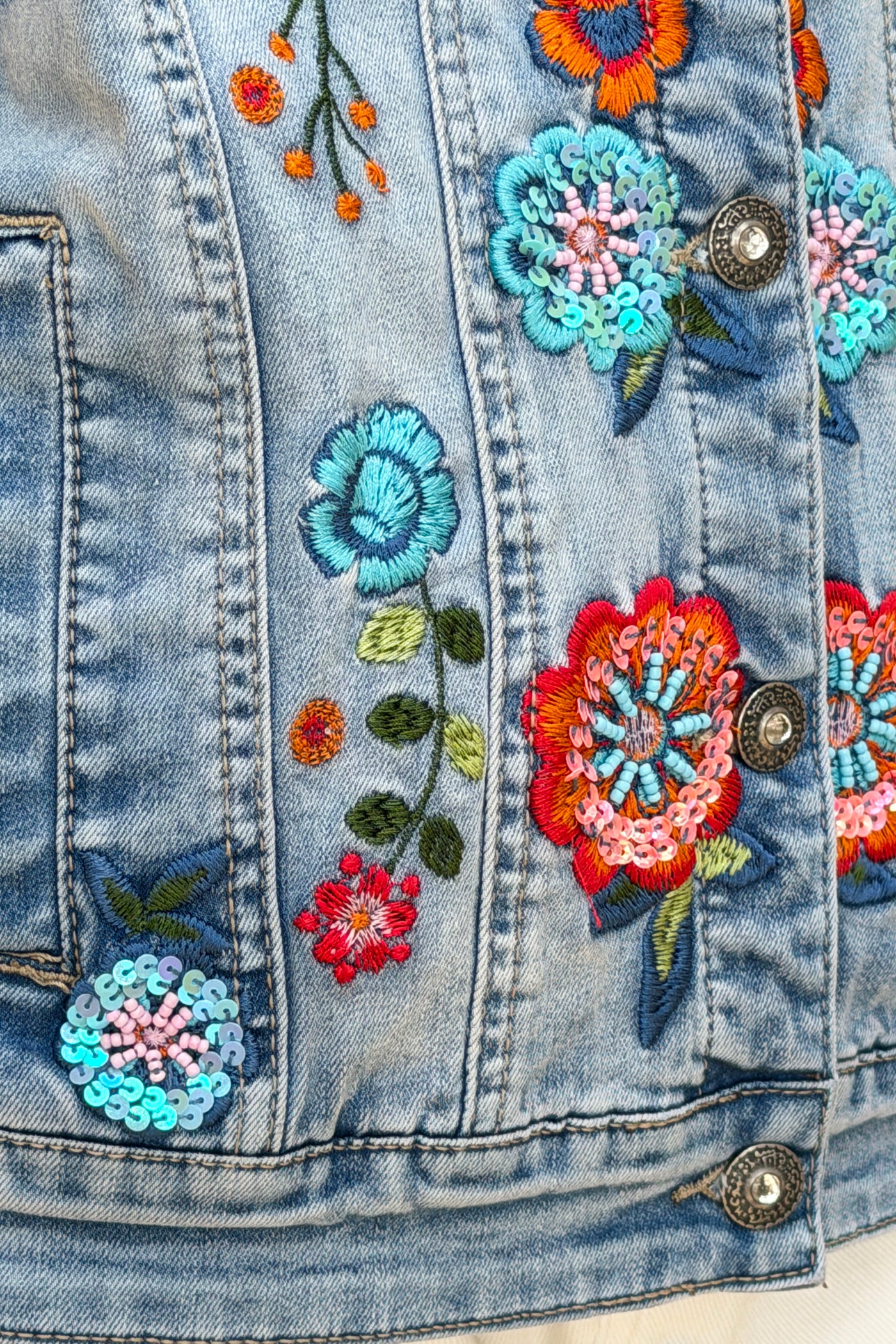 Veste en jean sans manches broderie fleurs colorées et sequins